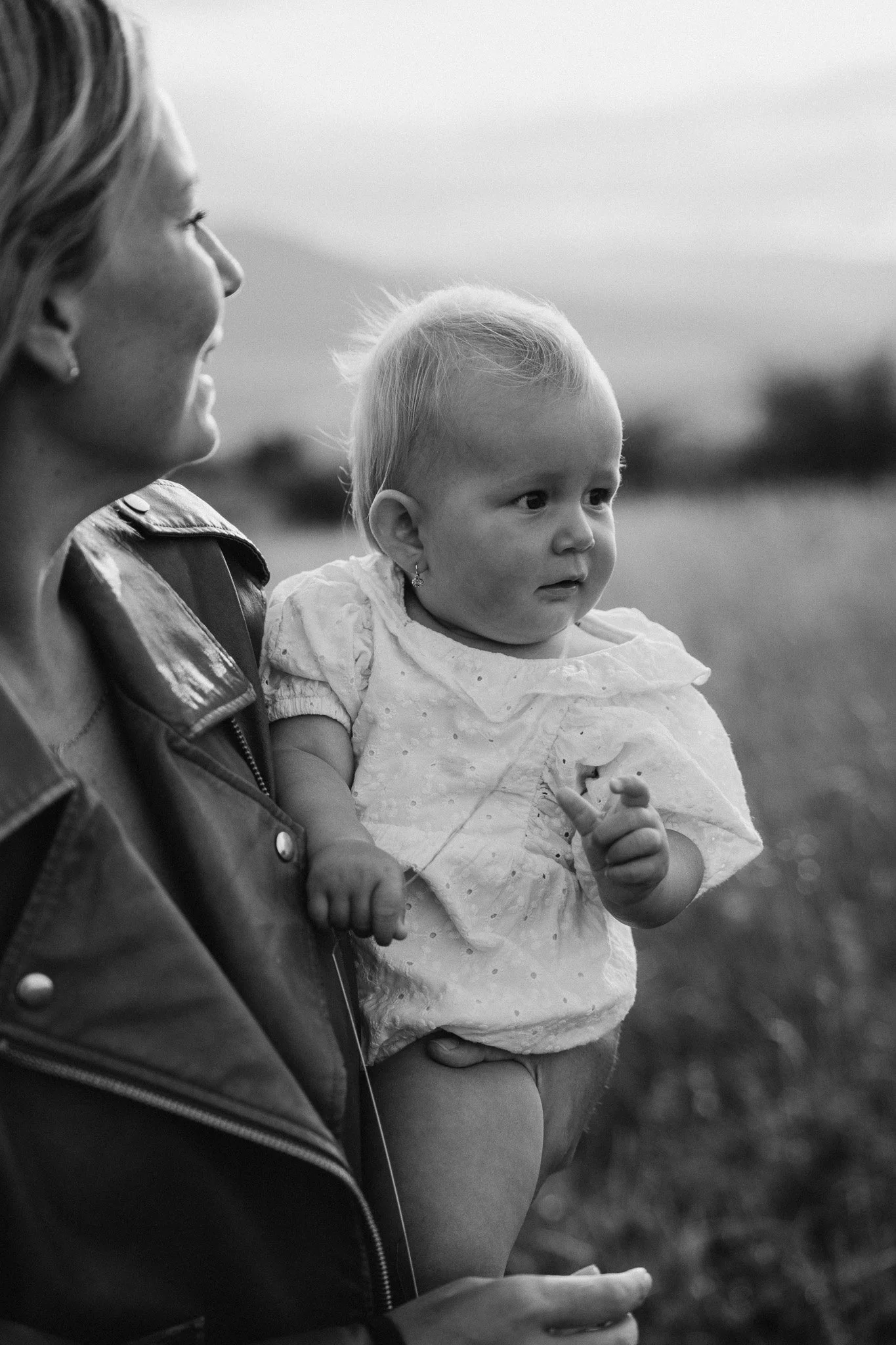Maminka s dcerou v náručí při zlaté hodince
