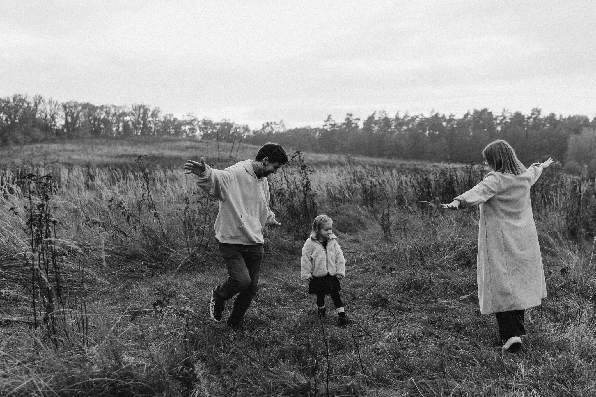 Přirozený rodinný moment v krajině u Teplic