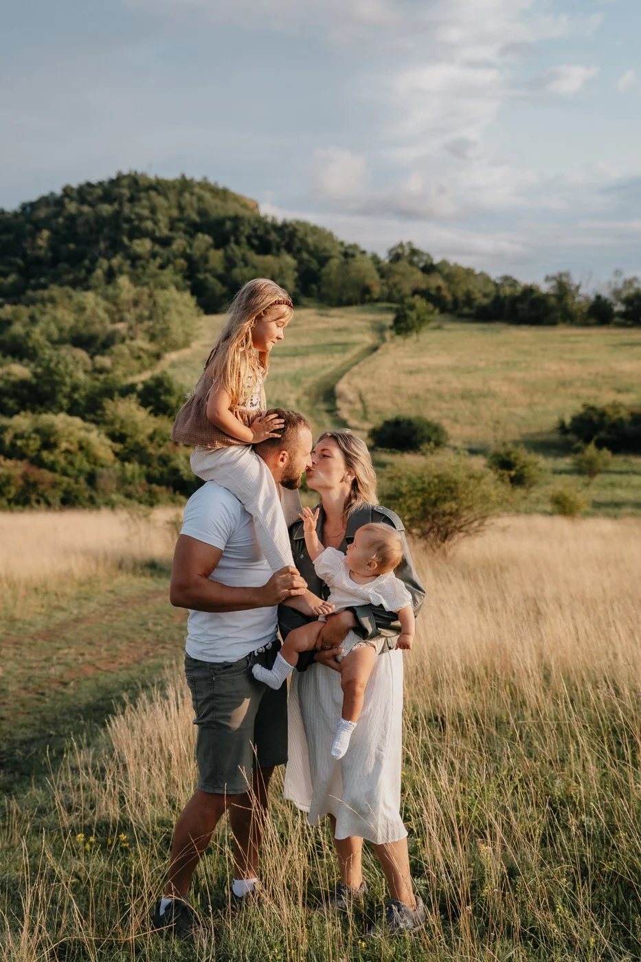 Rodinné focení v přírodě při západu slunce s rodiči a dětmi