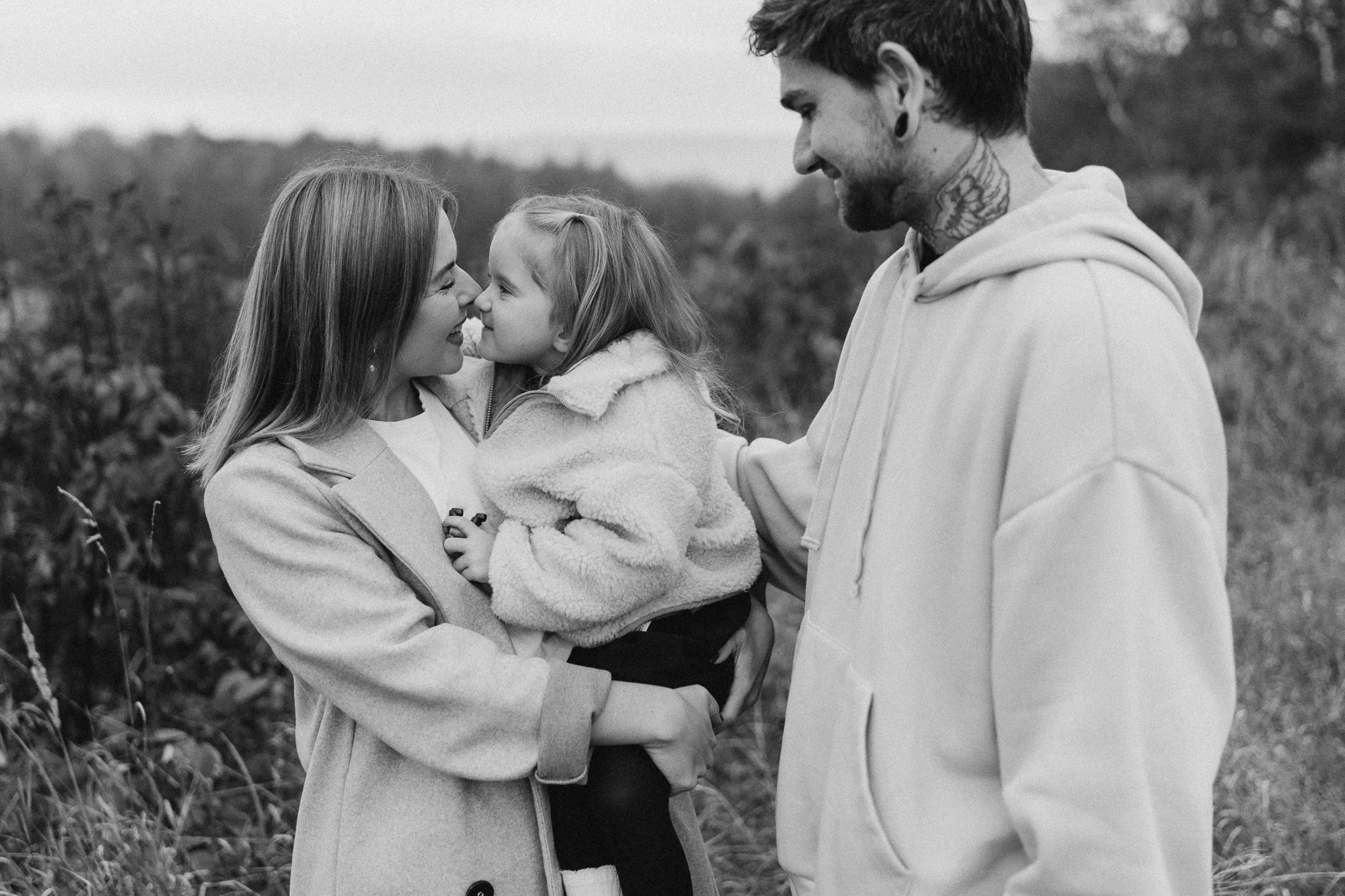 Rodinný moment maminky, tatínka a dcery v přírodě u Teplic