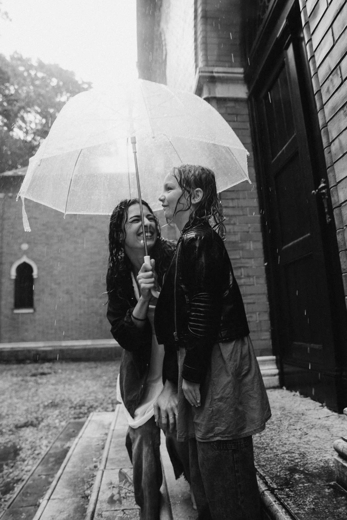 Maminka a dcera spolu při radostném focení v dešti