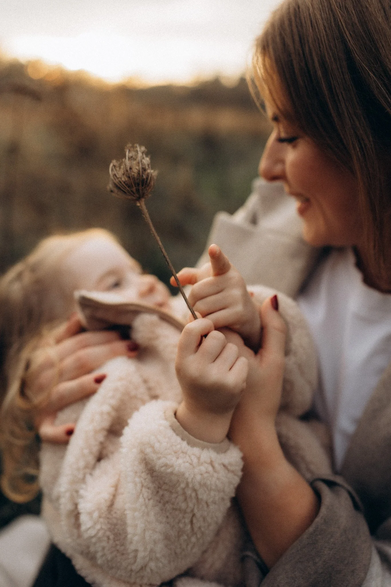 Detail rukou maminky dcery během klidného večera
