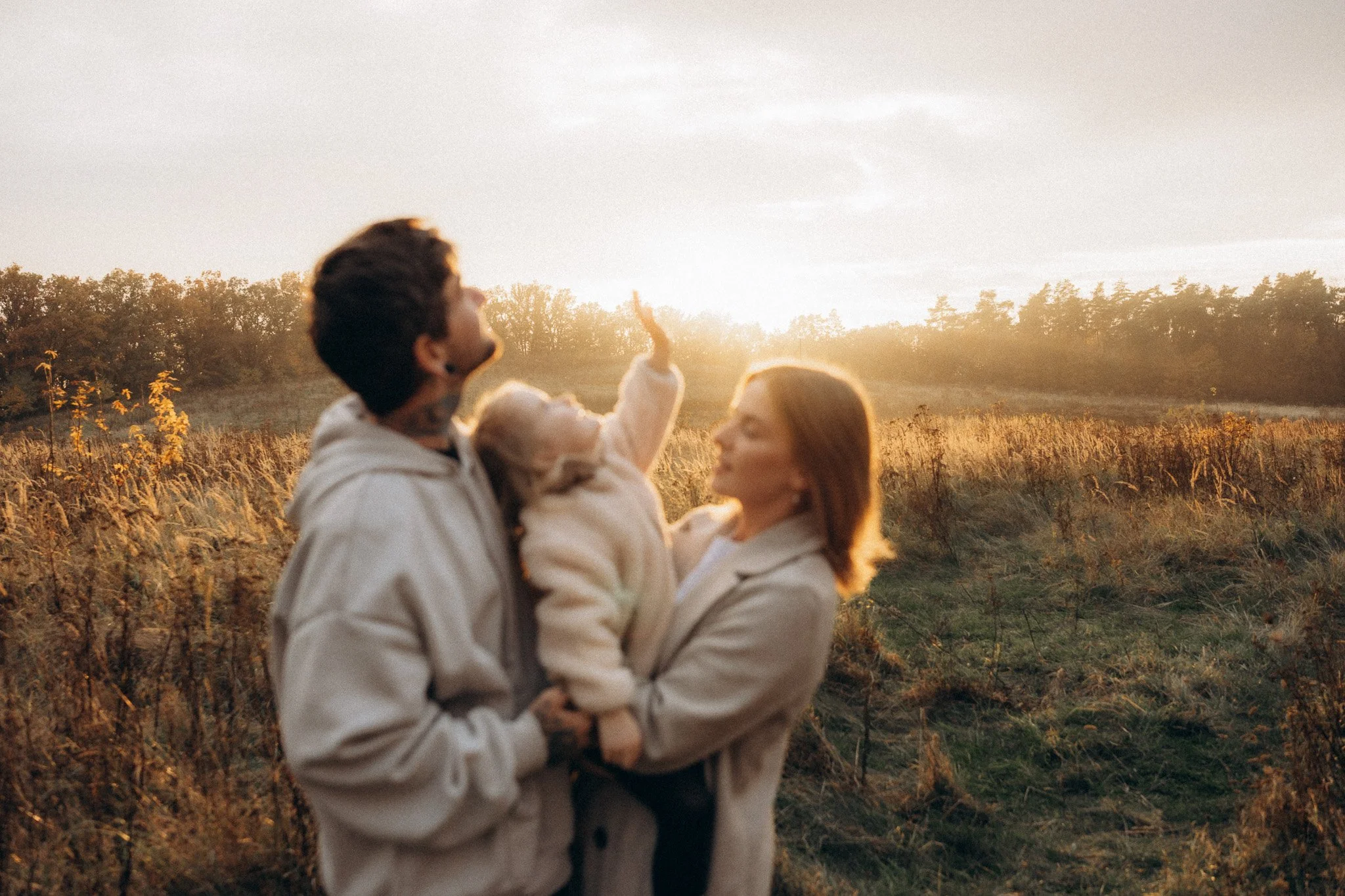 Teplé světlo zapadajícího slunce při rodinném focení