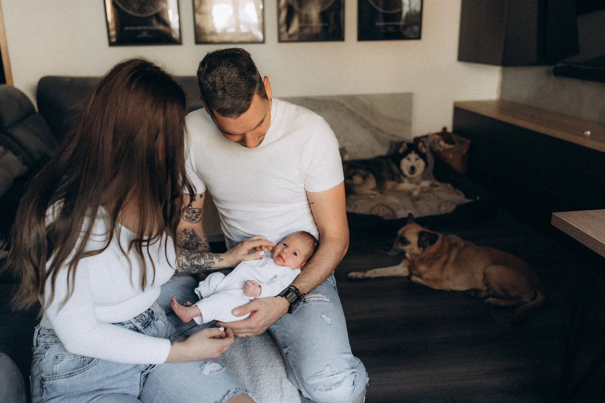 Rodina s novorozencem a pejsky při přirozeném focení v obýváku