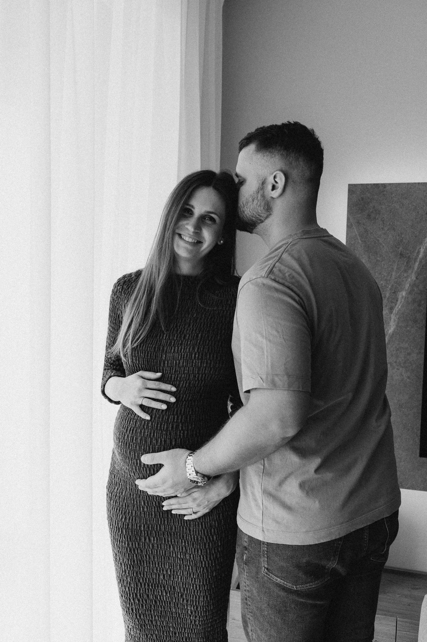 Pár při přirozeném těhotenském focení u nich doma