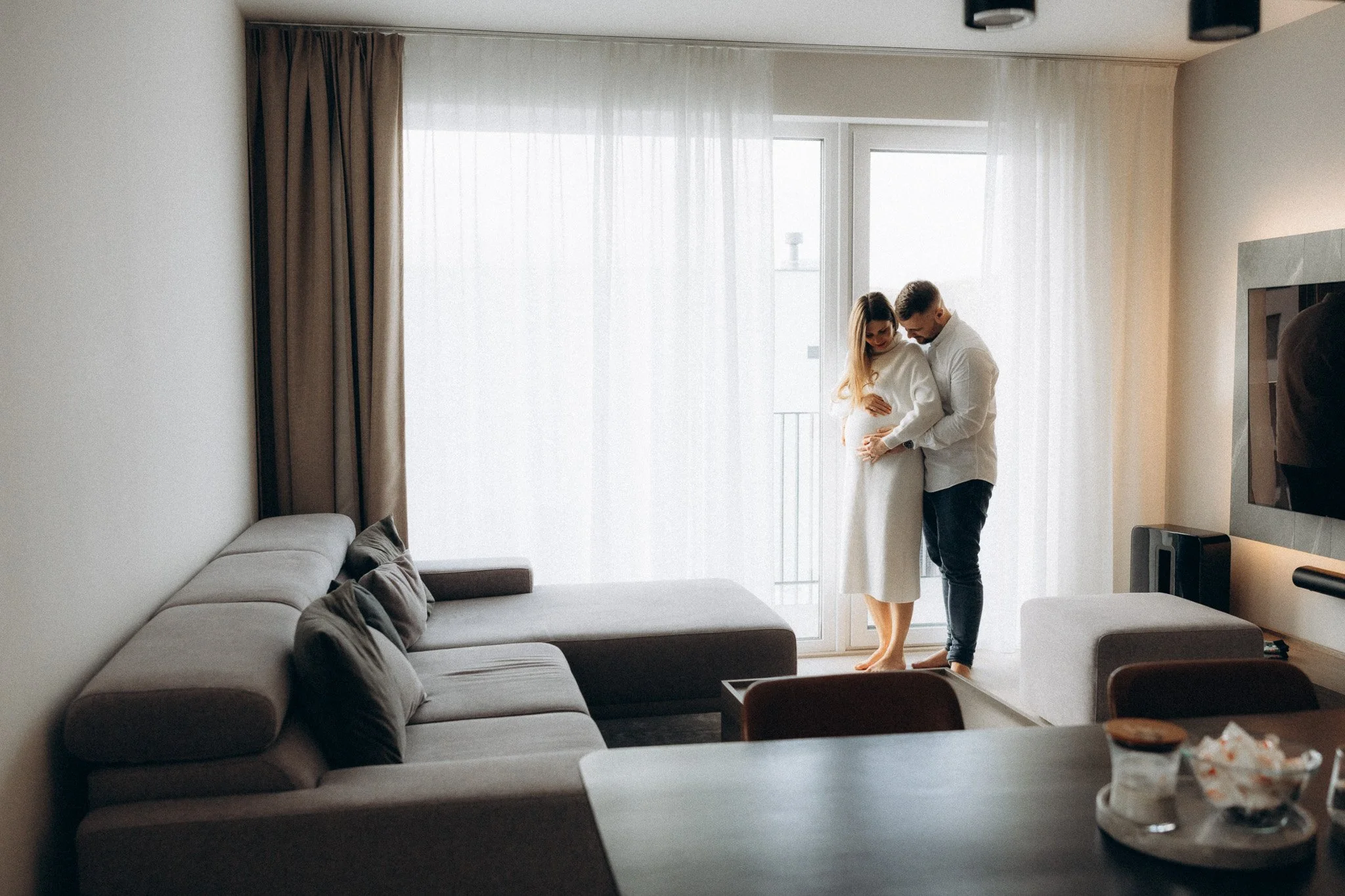 Těhotenské focení páru doma v minimalistickém bytě v Praze