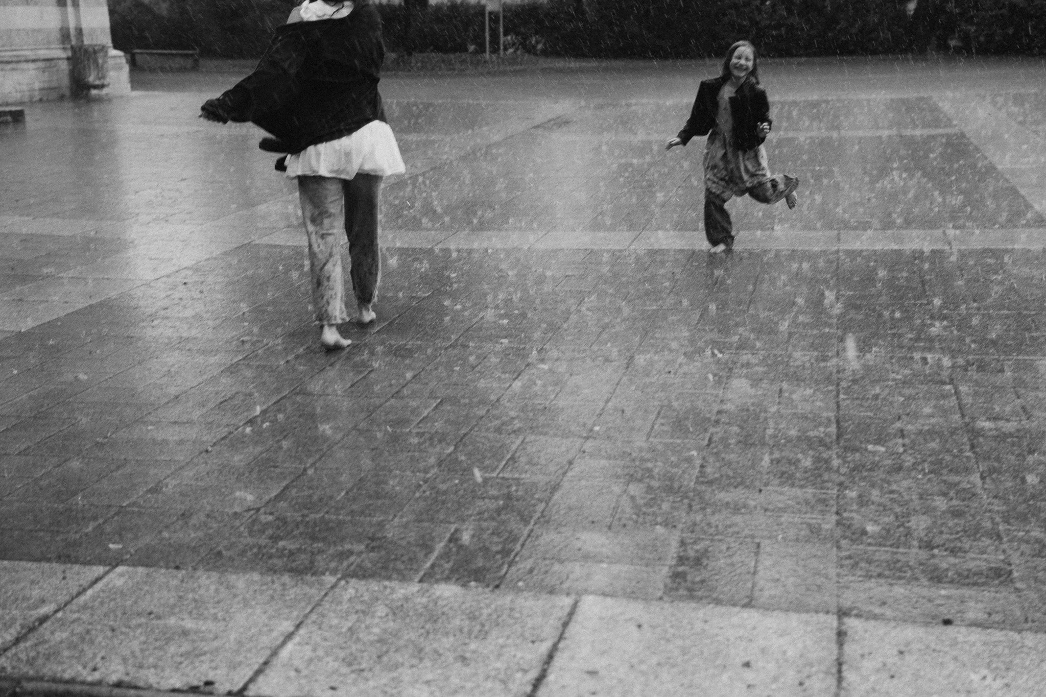 Rodinné focení v dešti plné jemných emocí