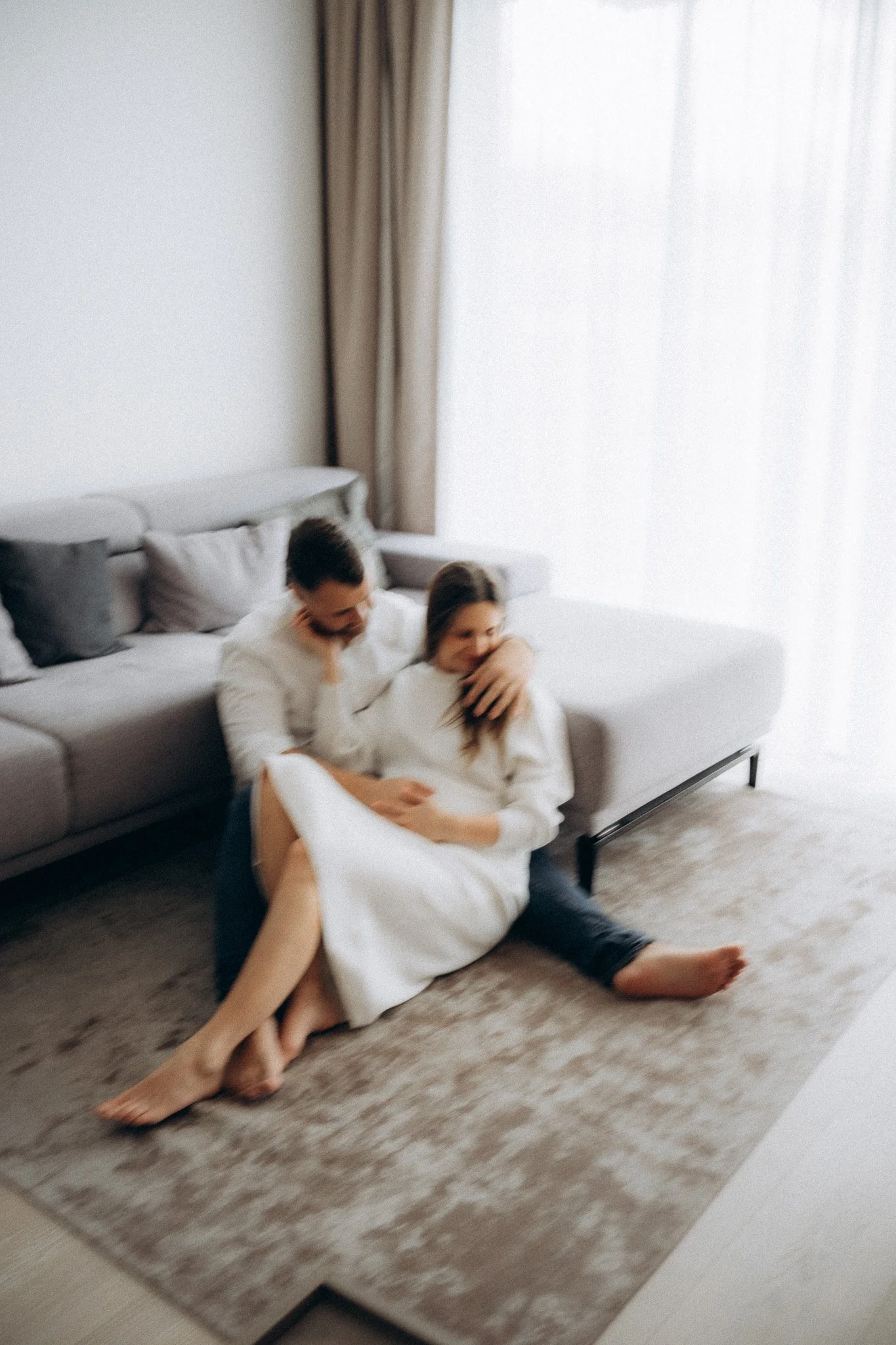 Jemné těhotenské focení v minimalistickém interiéru