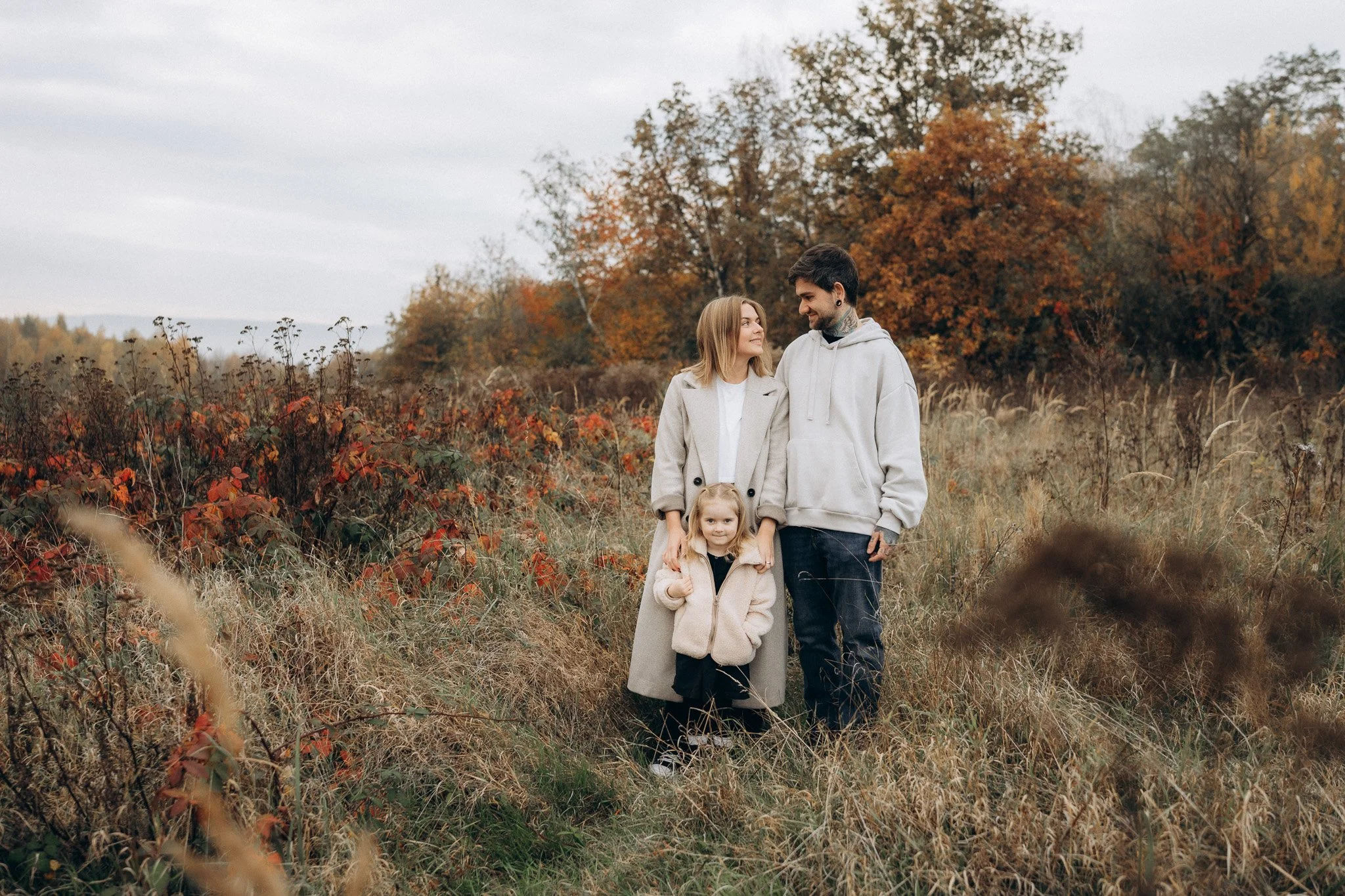 Rodina s dcerou v přírodě během klidného večera