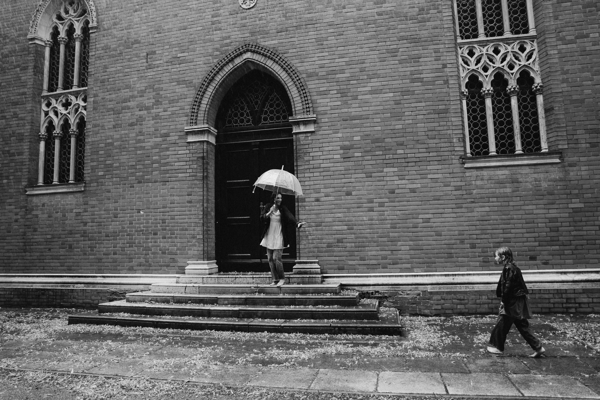 Společná chůze maminky a dcery během deštivého focení