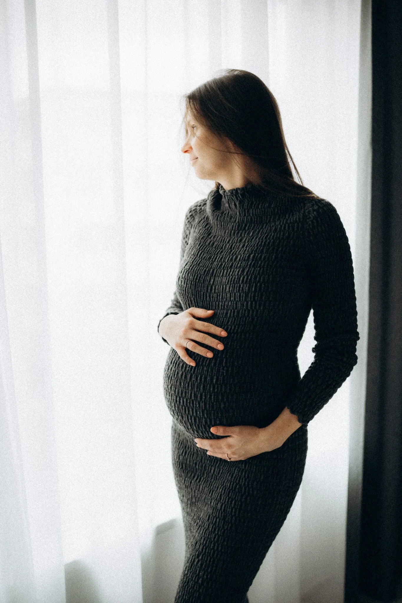 Jemné těhotenské focení v přirozeném světle u okna