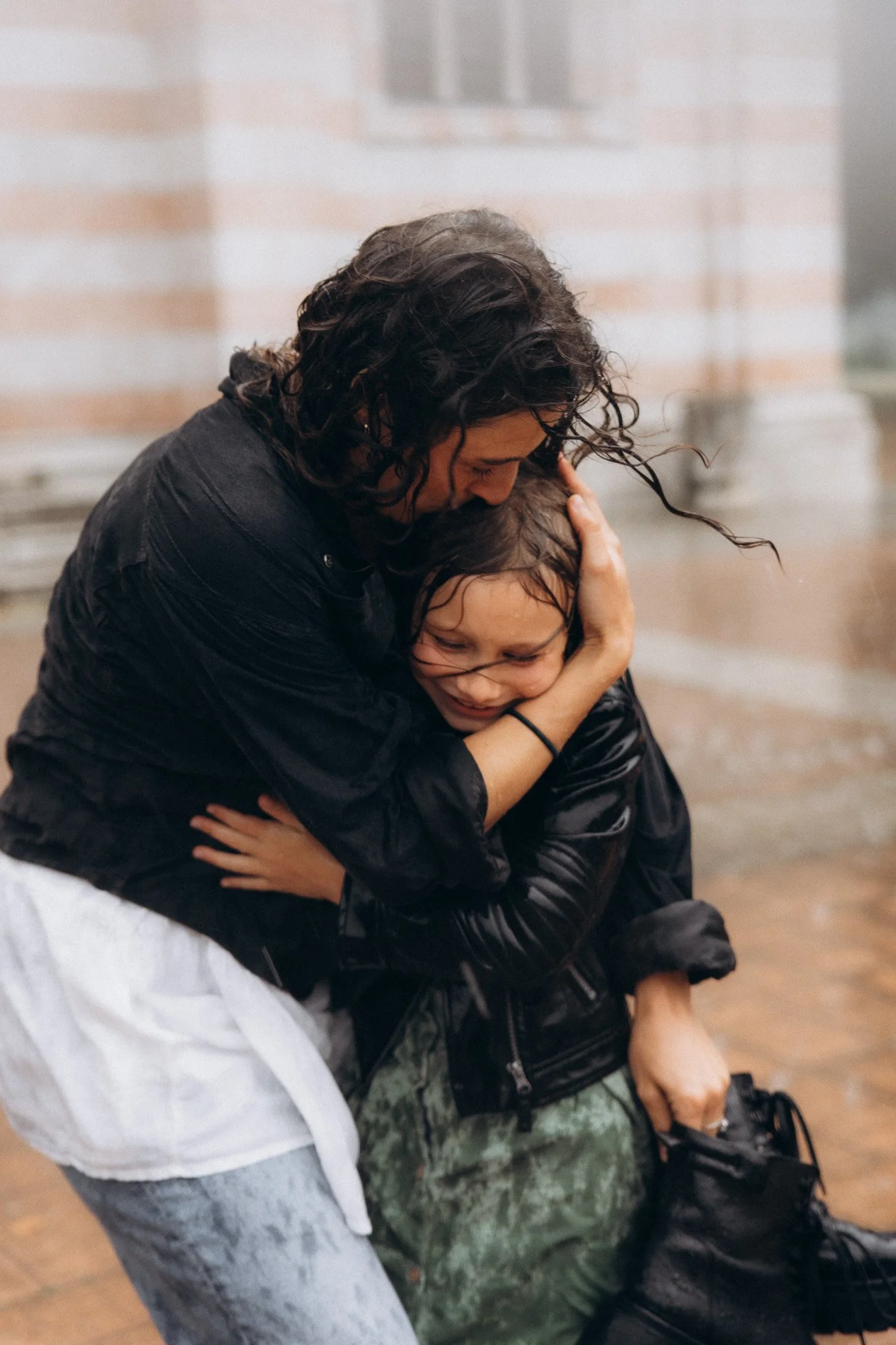 Emotivní rodinné focení maminky s dcerou během deště