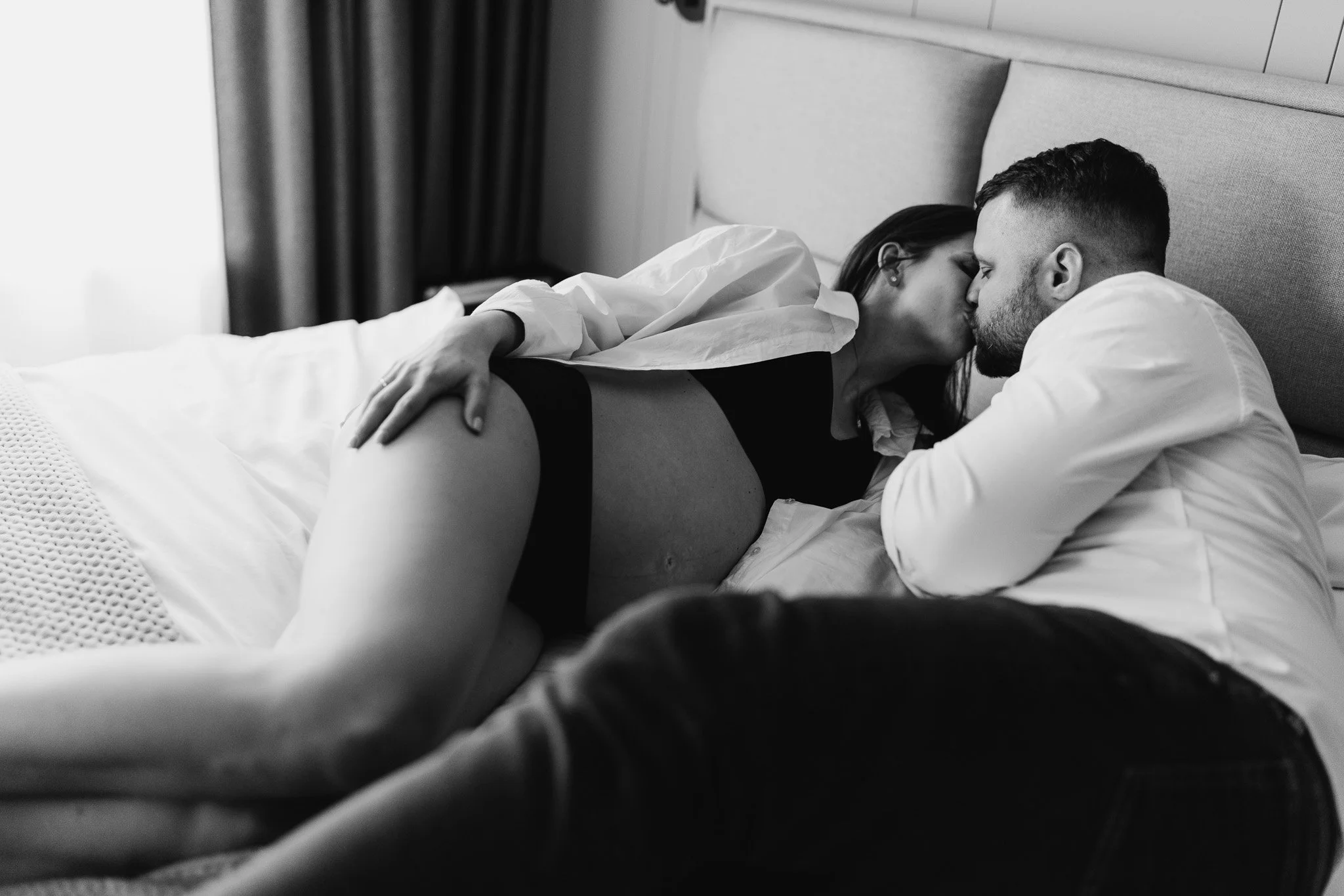 Těhotenský pár zachycen při intimním okamžiku u nich doma