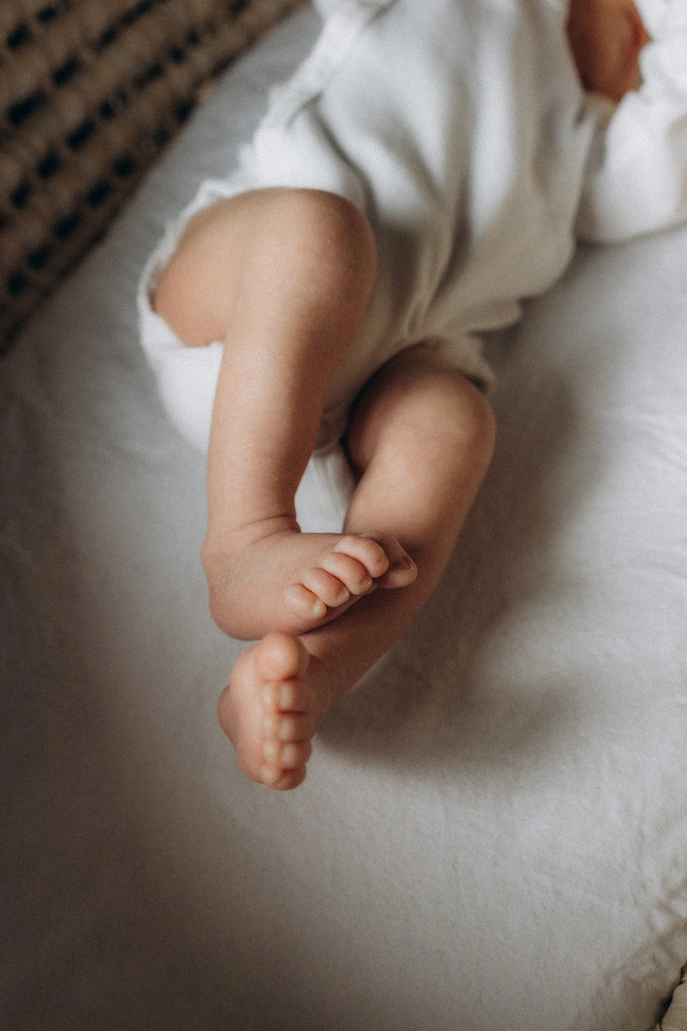 Detail novorozeneckých nohou při focení doma