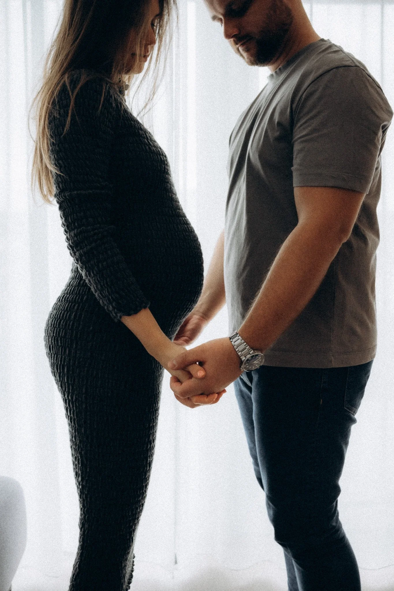 Pár při těhotenském focení v moderním a světlém prostoru