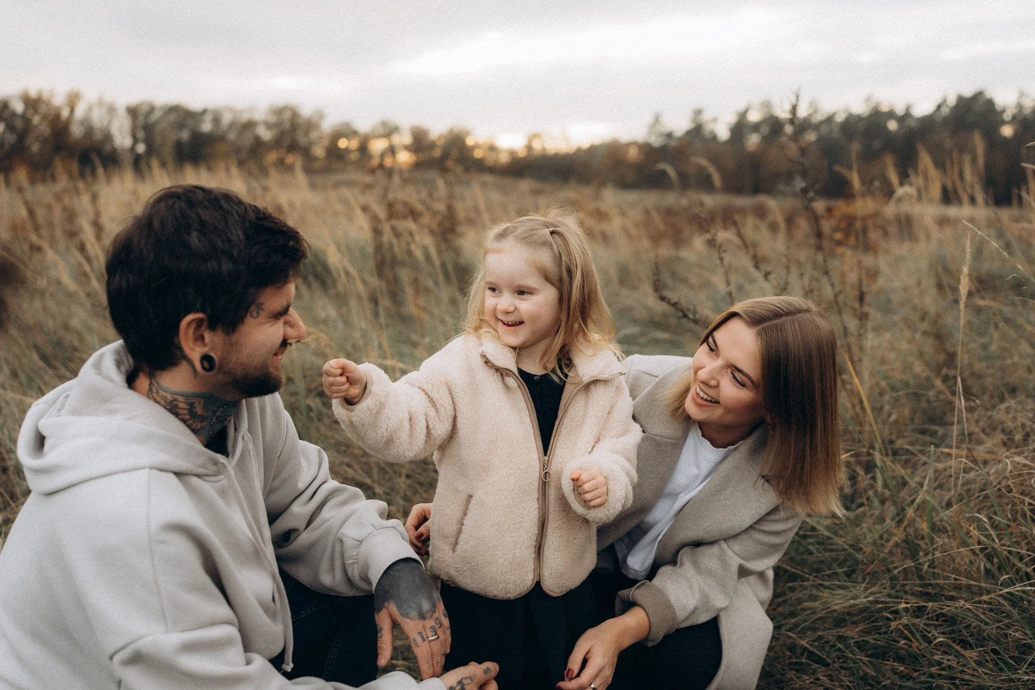 Rodinné focení plné klidu a blízkosti v přírodním prostředí
