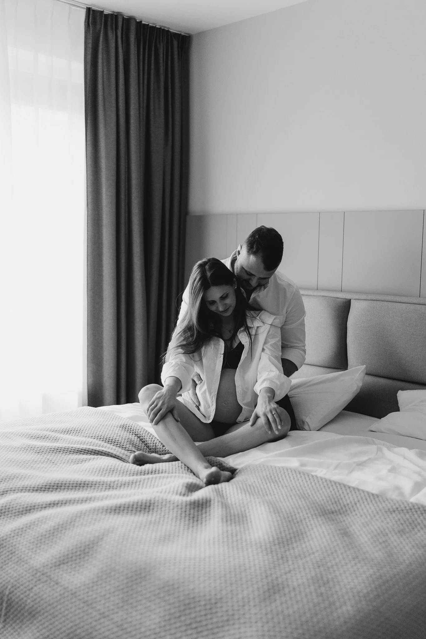 Přirozené těhotenské focení v ložnici