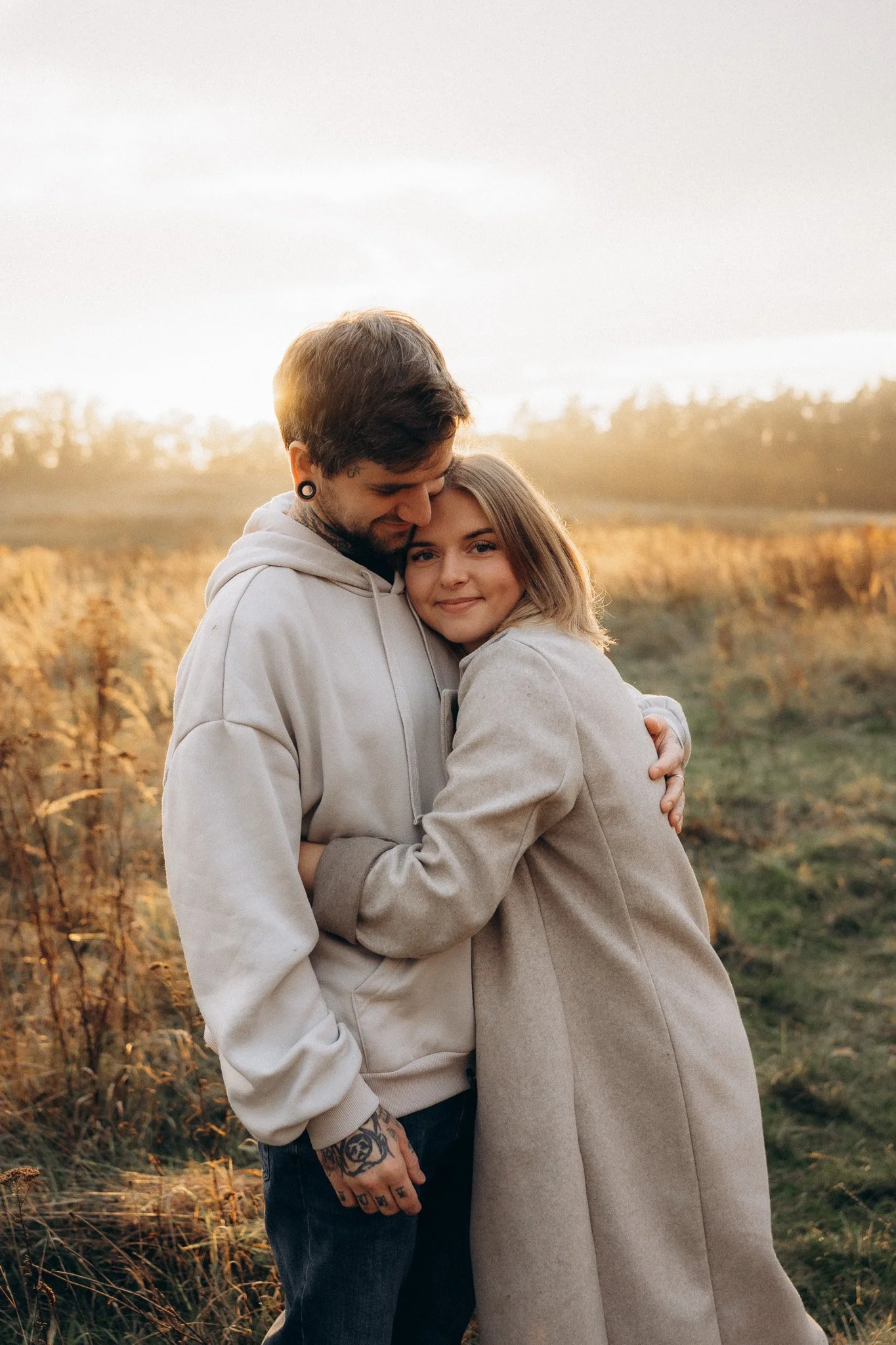 Objetí rodičů při západu slunce