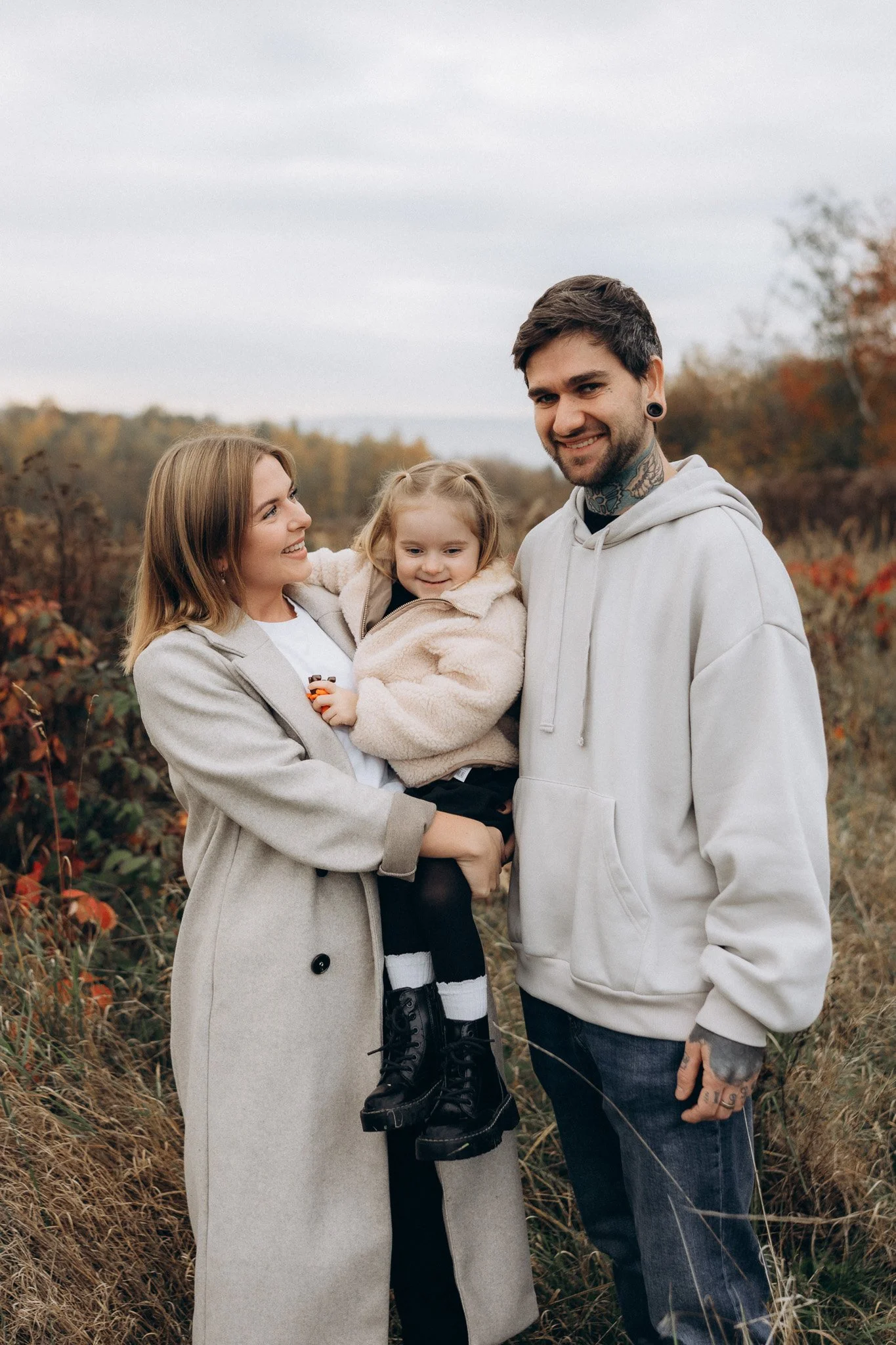 Rodinný portrét v přírodě s důrazem na blízkost a vztahy