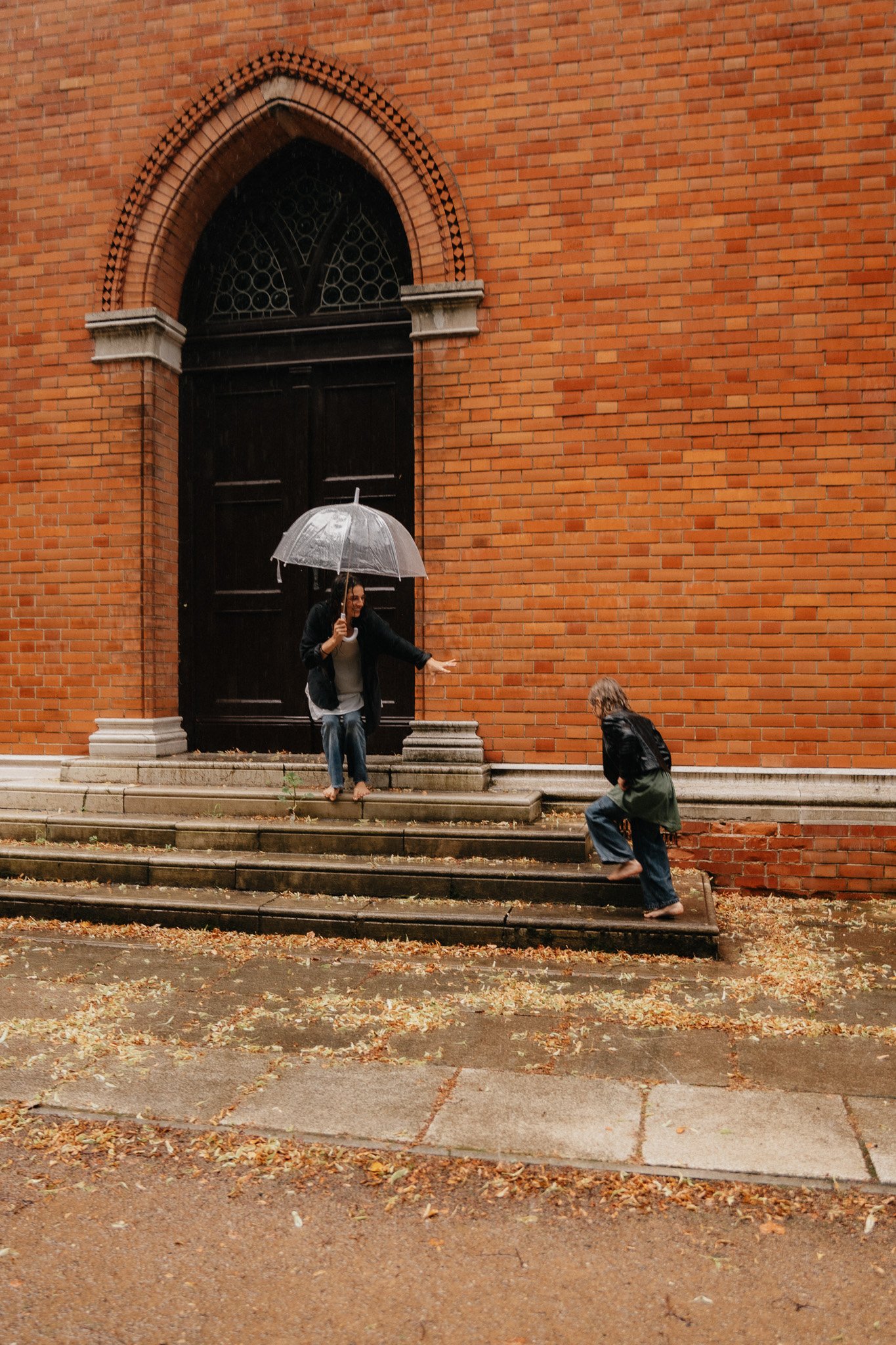 Maminka s dcerou při rodinném focení v dešti v Teplicích