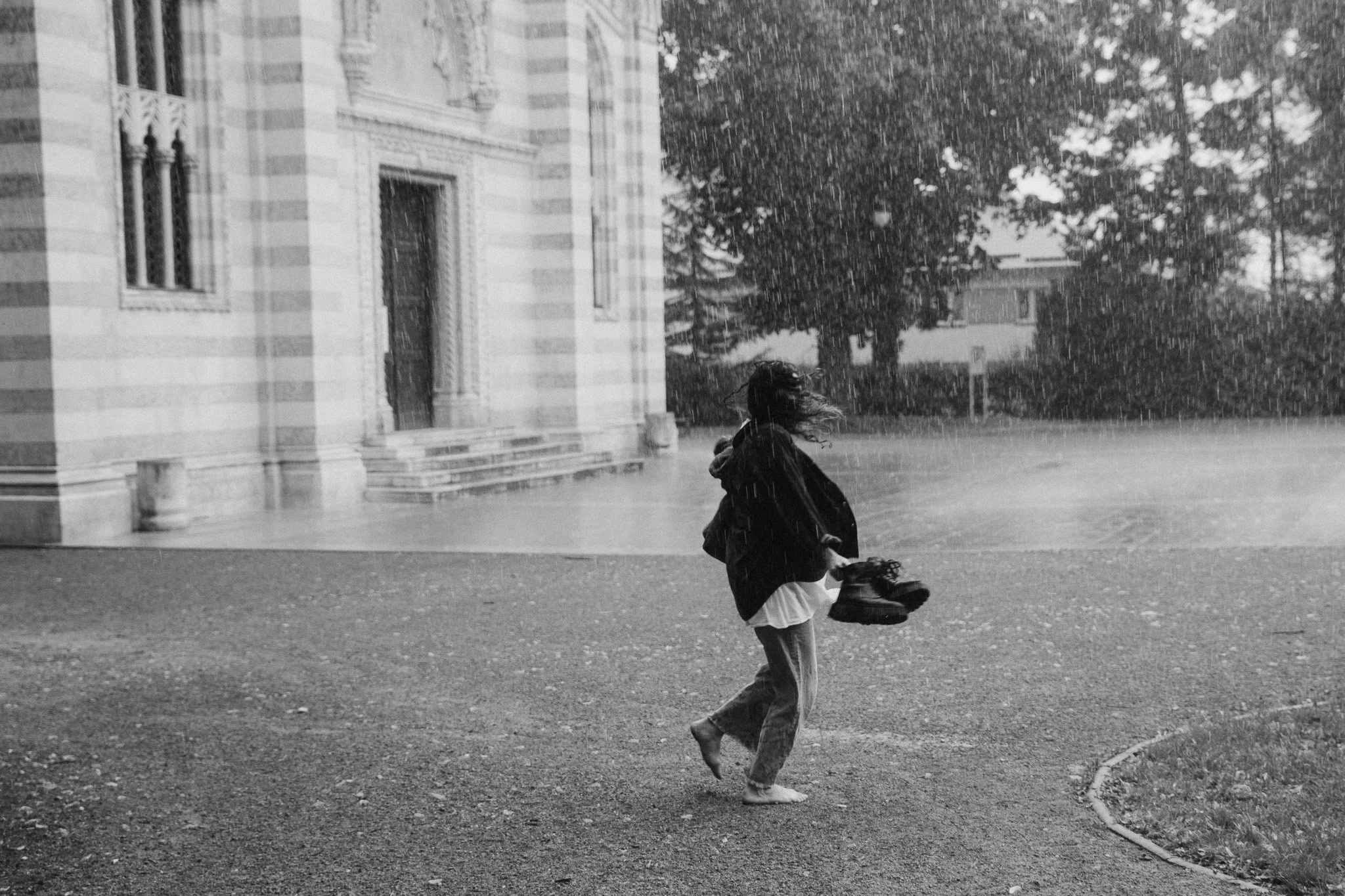 Spontánní moment maminky zachycený při focení v dešti