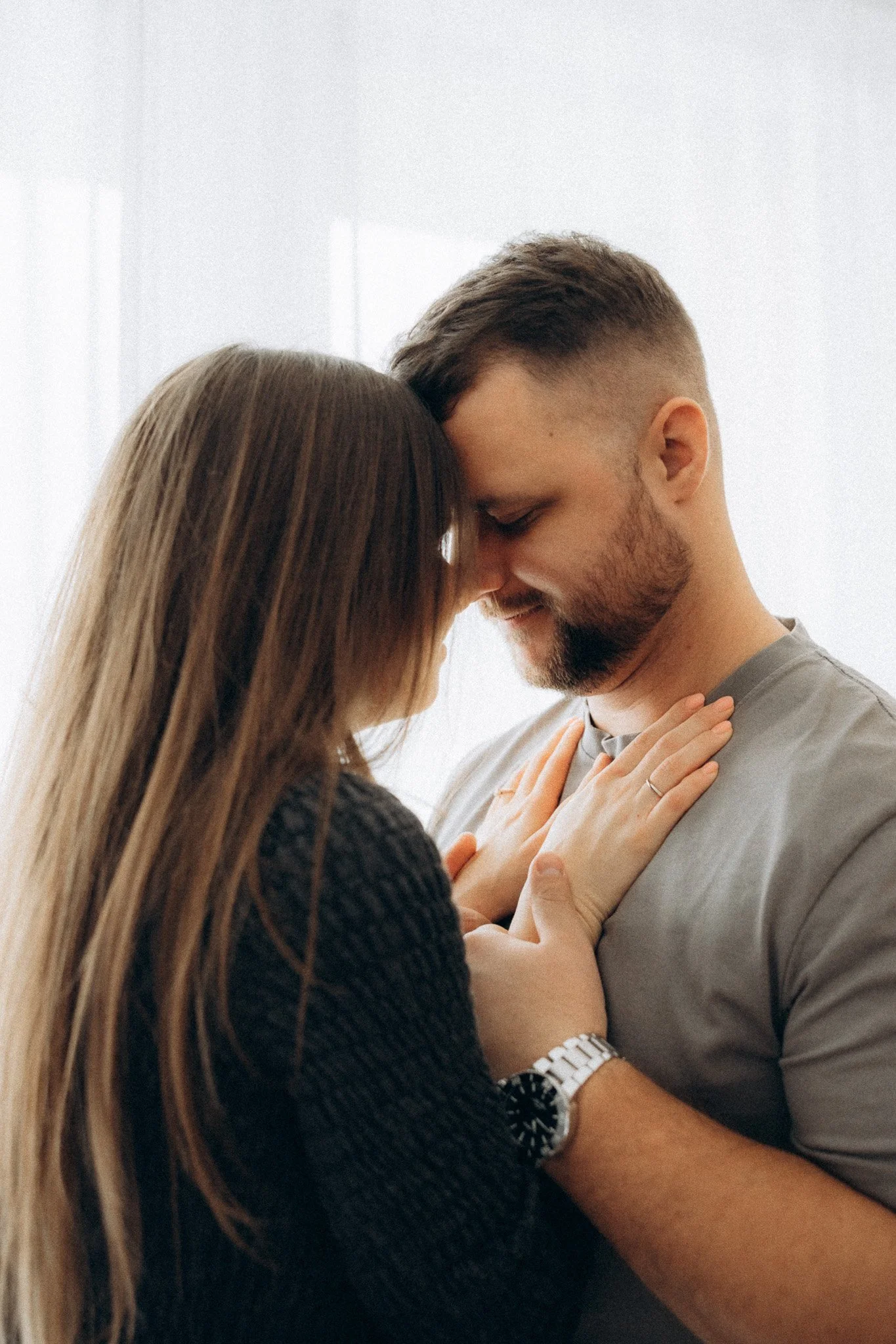 Partner a těhotná žena zachycení při intimním okamžiku