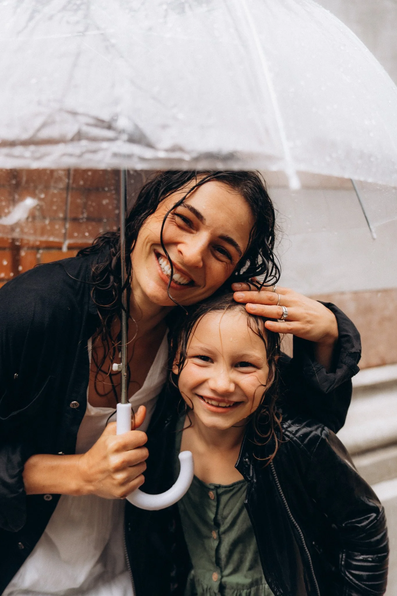 Blízký portrét maminky a dcery při focení v dešti