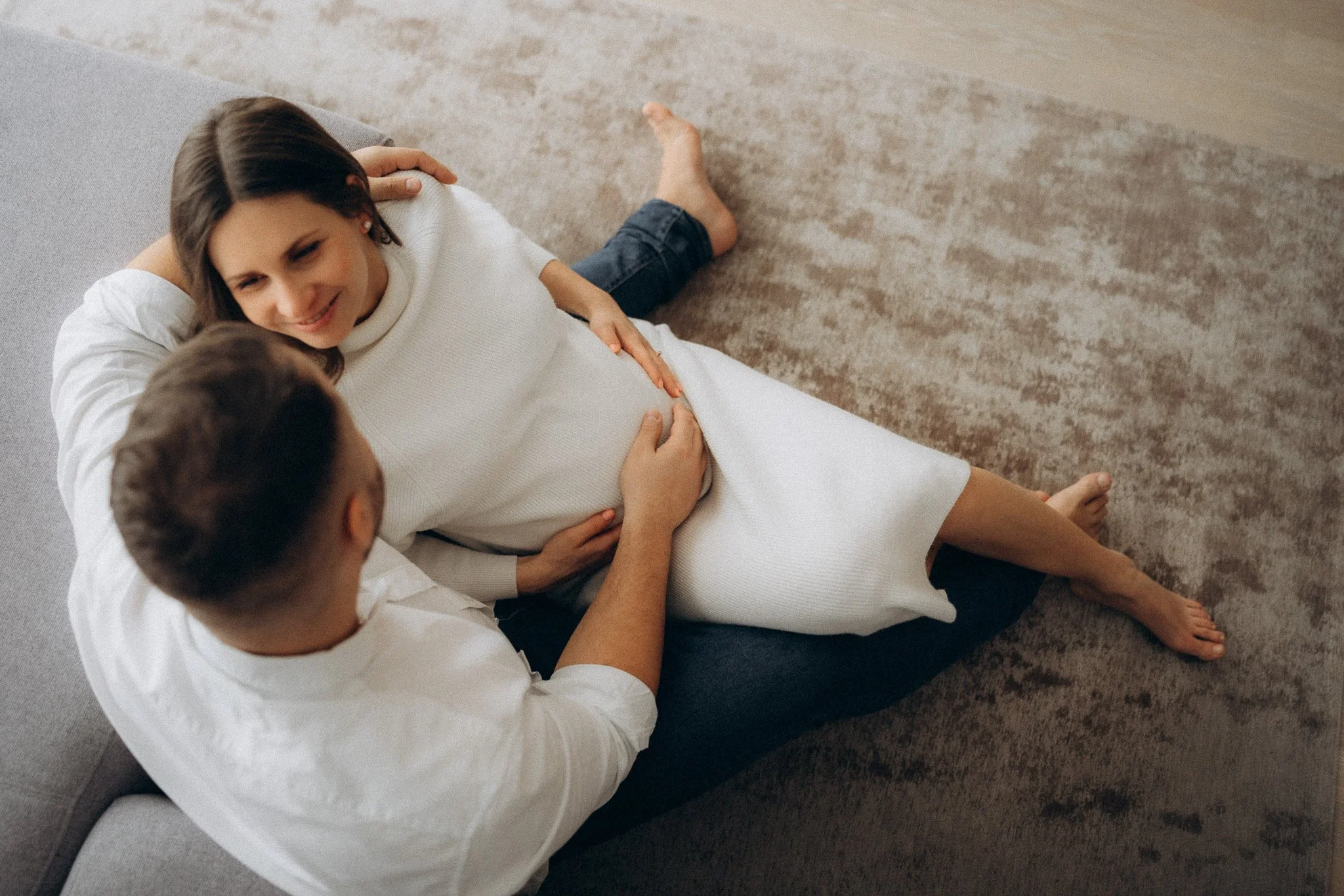 Pár při těhotenském focení v moderním bytě