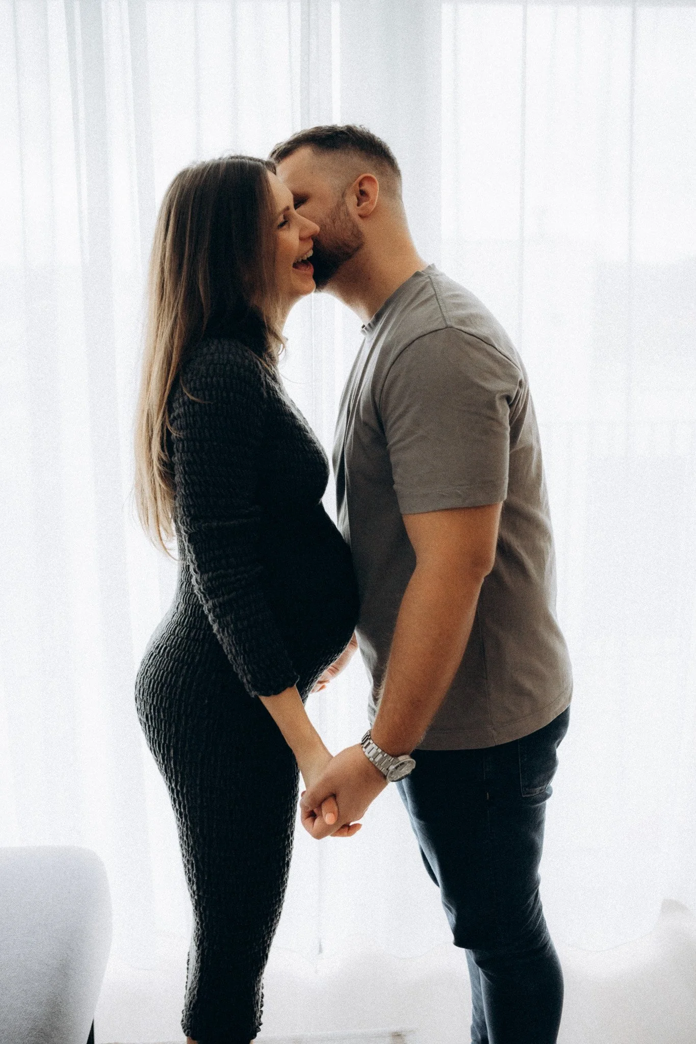 Těhotenské focení páru doma v Praze v minimalistickém interiéru