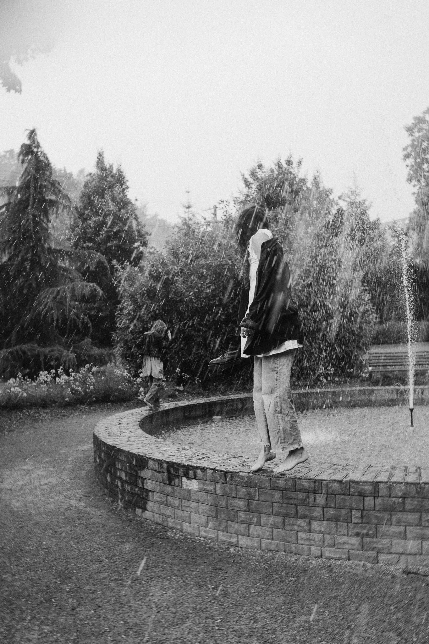 Rodinný moment zachycený během deště