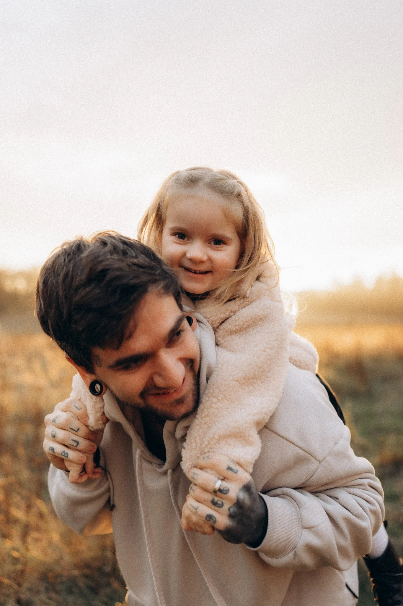 Přirozené rodinné focení v přírodě při zlaté hodině