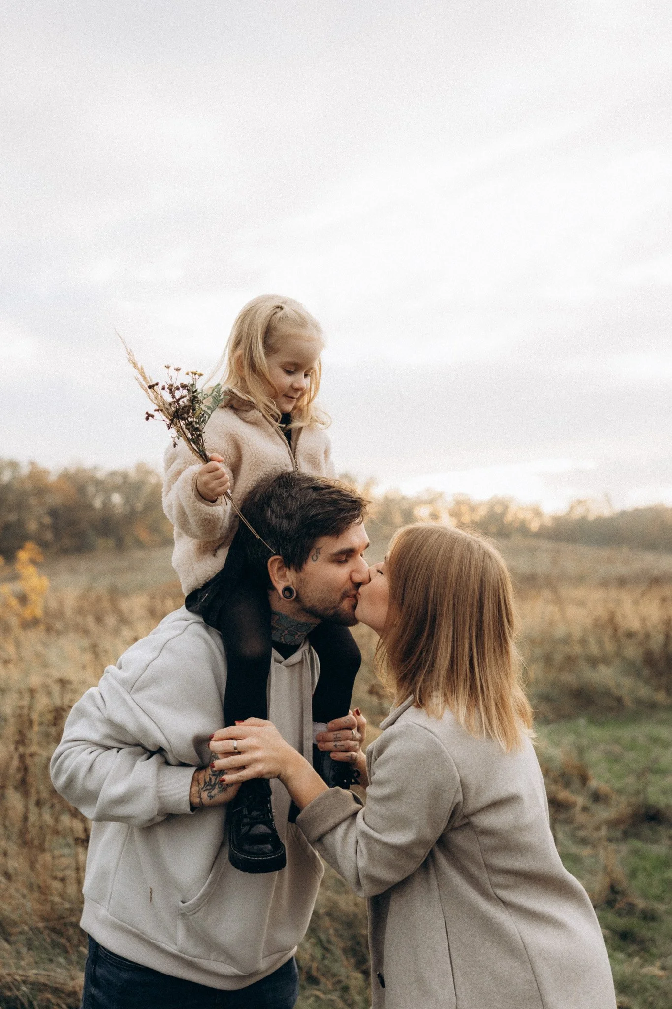 Přirozený rodinný portrét při západu slunce v Teplicích