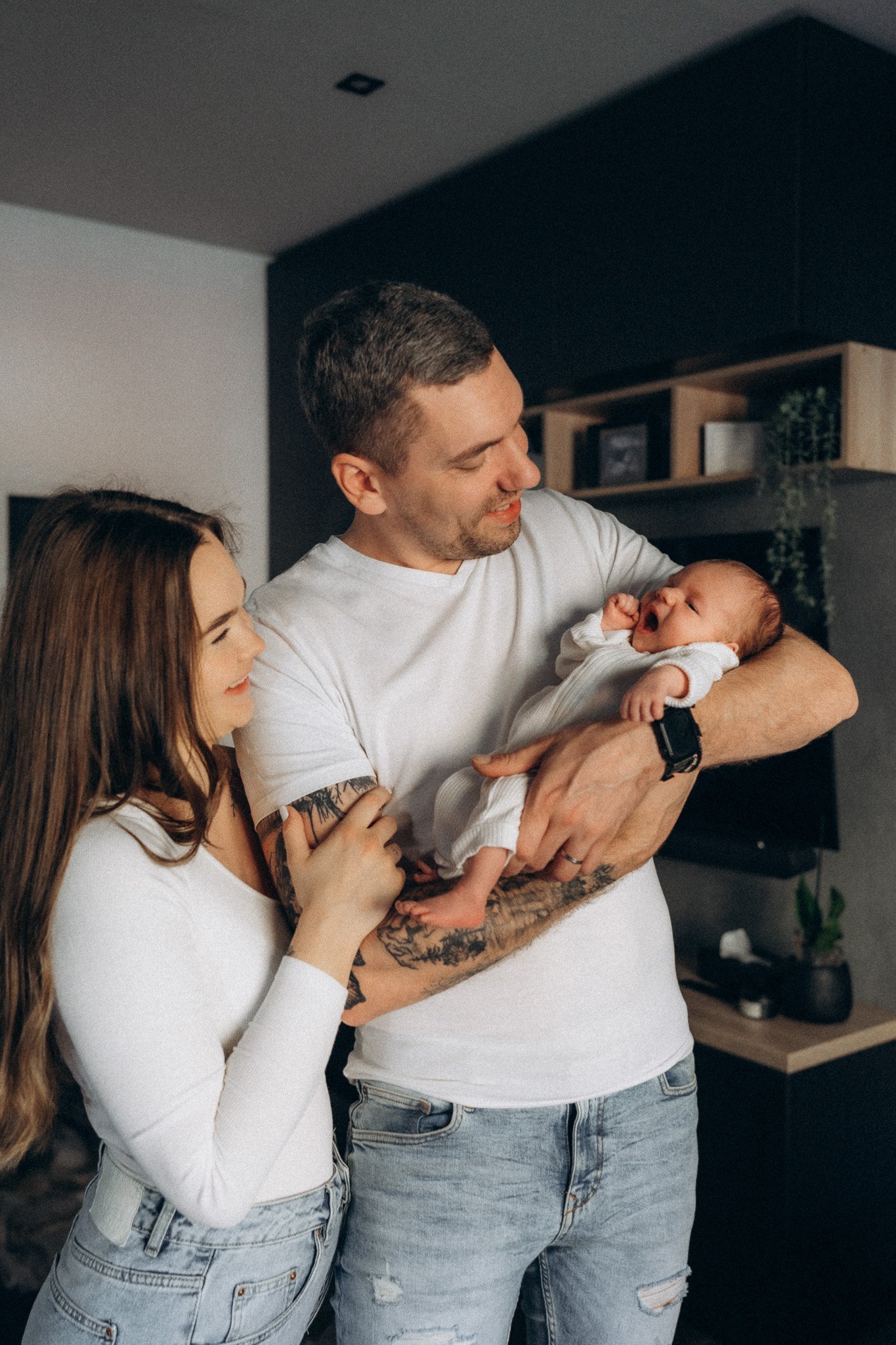 Tatínek objímá miminko během novorozeneckého focení