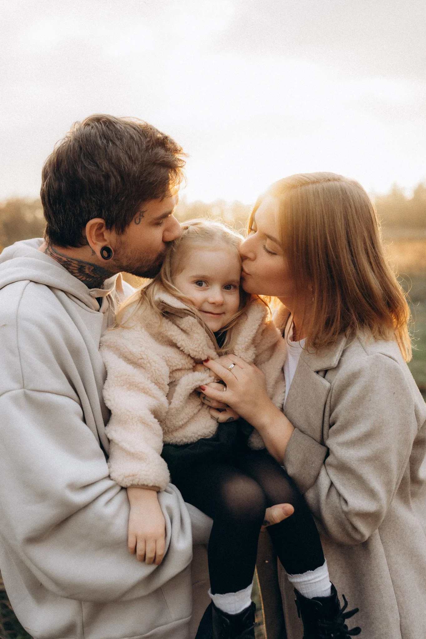 Společný portrét rodiny v teplém světle zapadajícího slunce