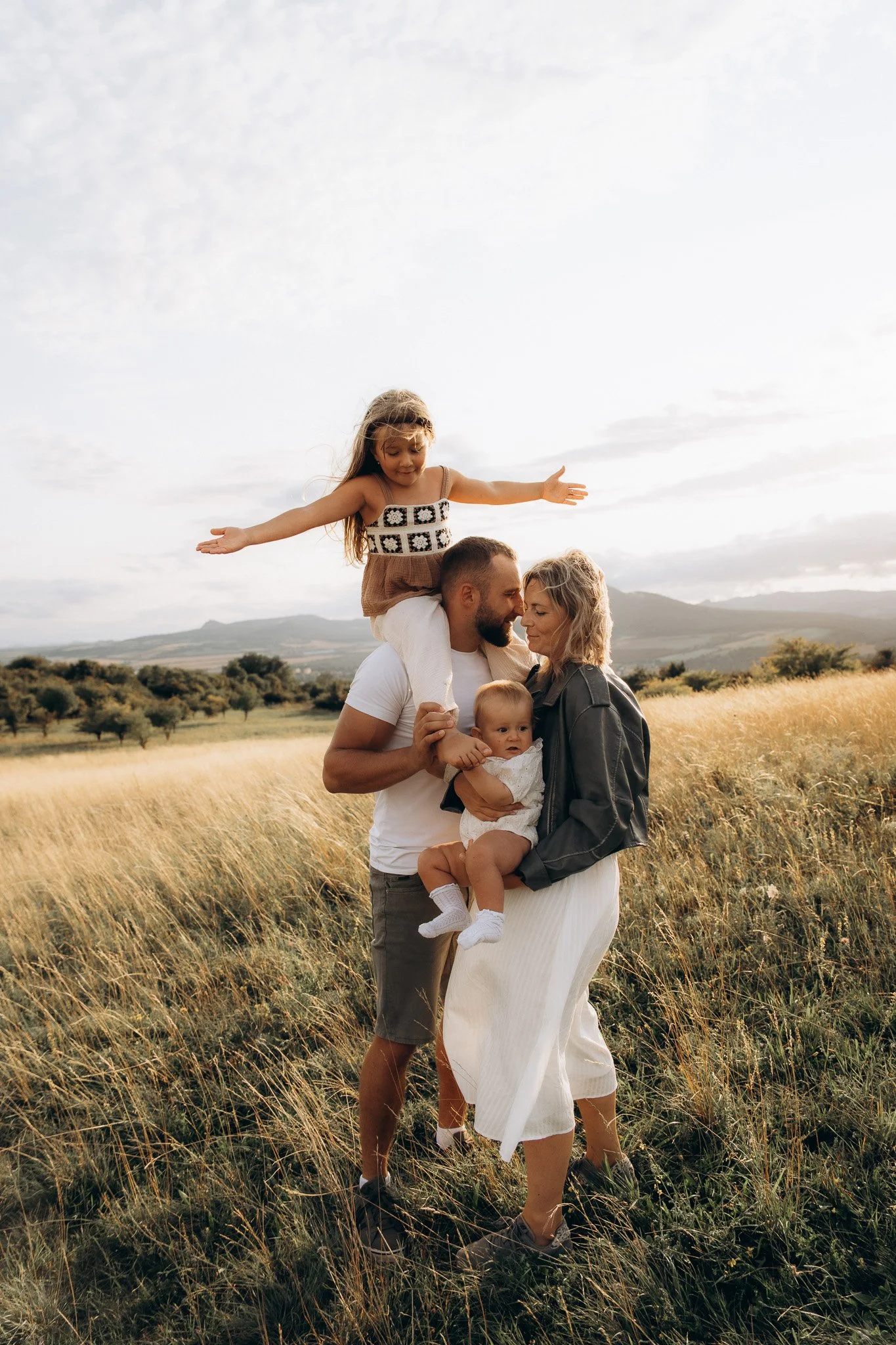 Rodinné focení rodičů a dvou dětí při zlaté hodince pod Radobýlem v Severních Čechách