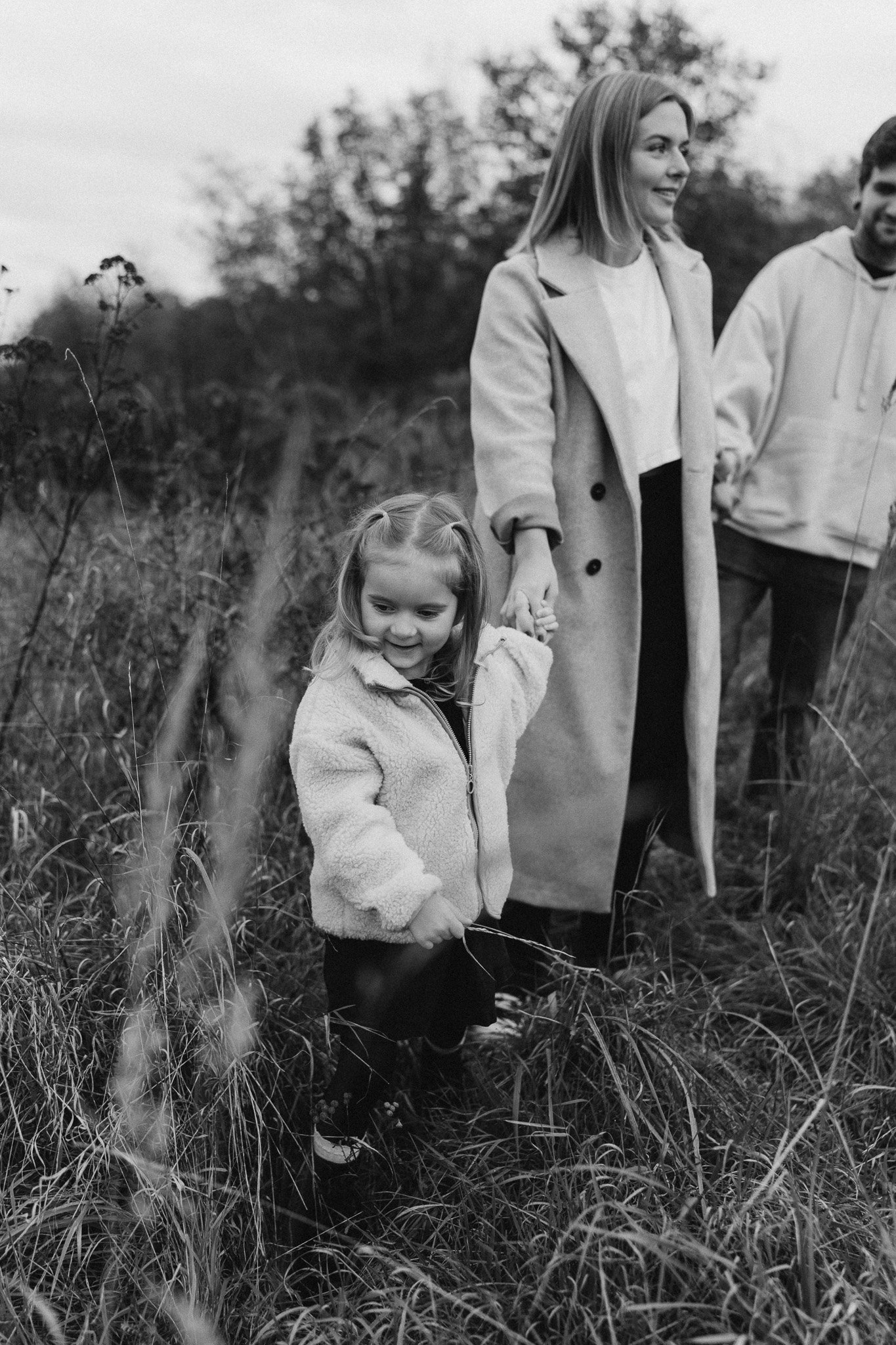 Maminka, tatínek a dcera při společné chůzi během focení