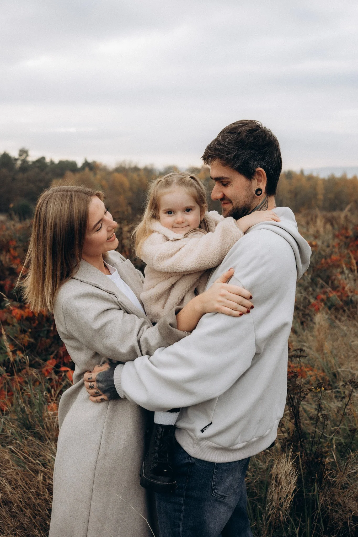 Detail blízkosti rodičů a dcery při rodinném focení