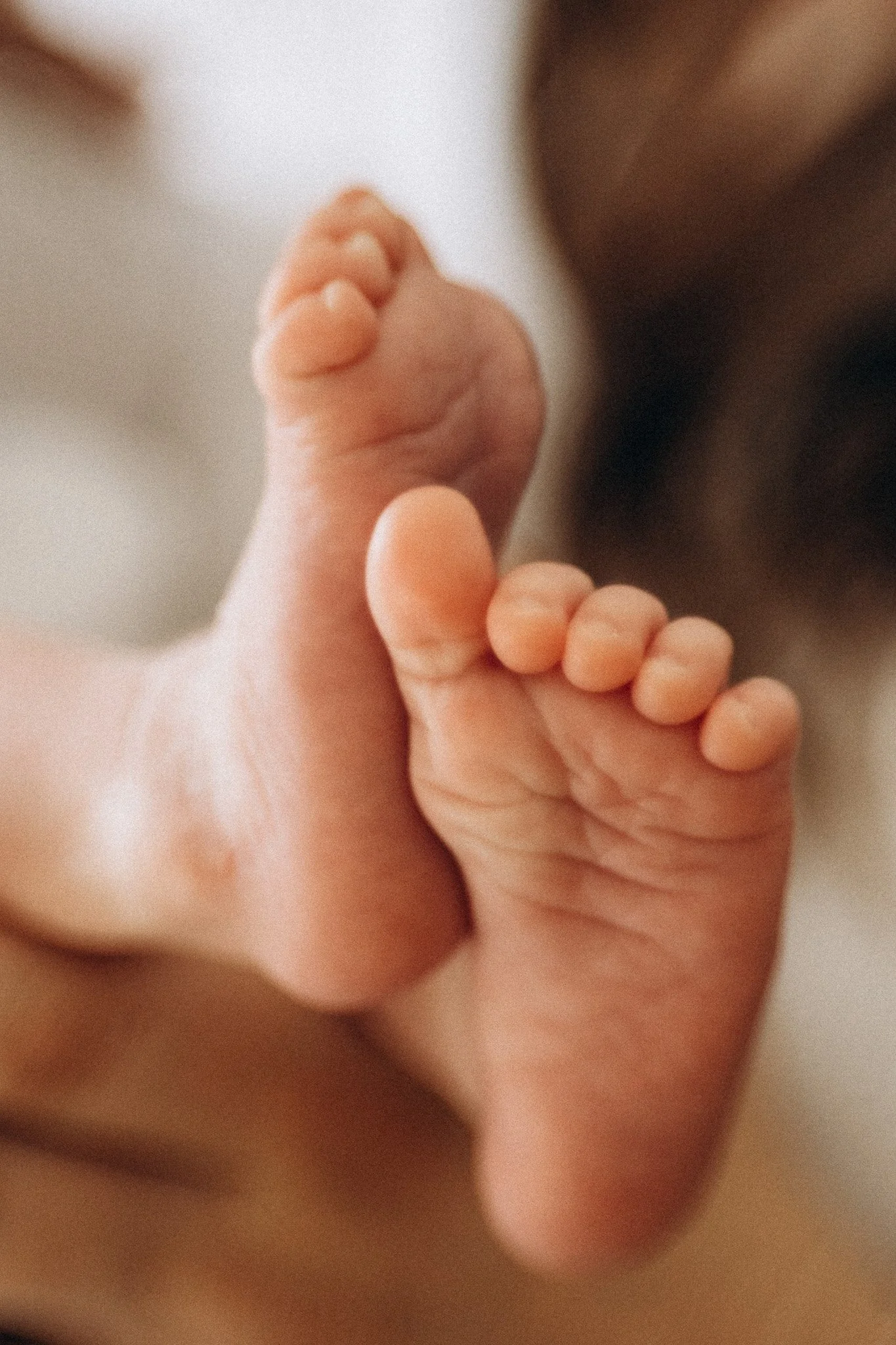Detail nohou miminka zachycený při přirozeném světle doma
