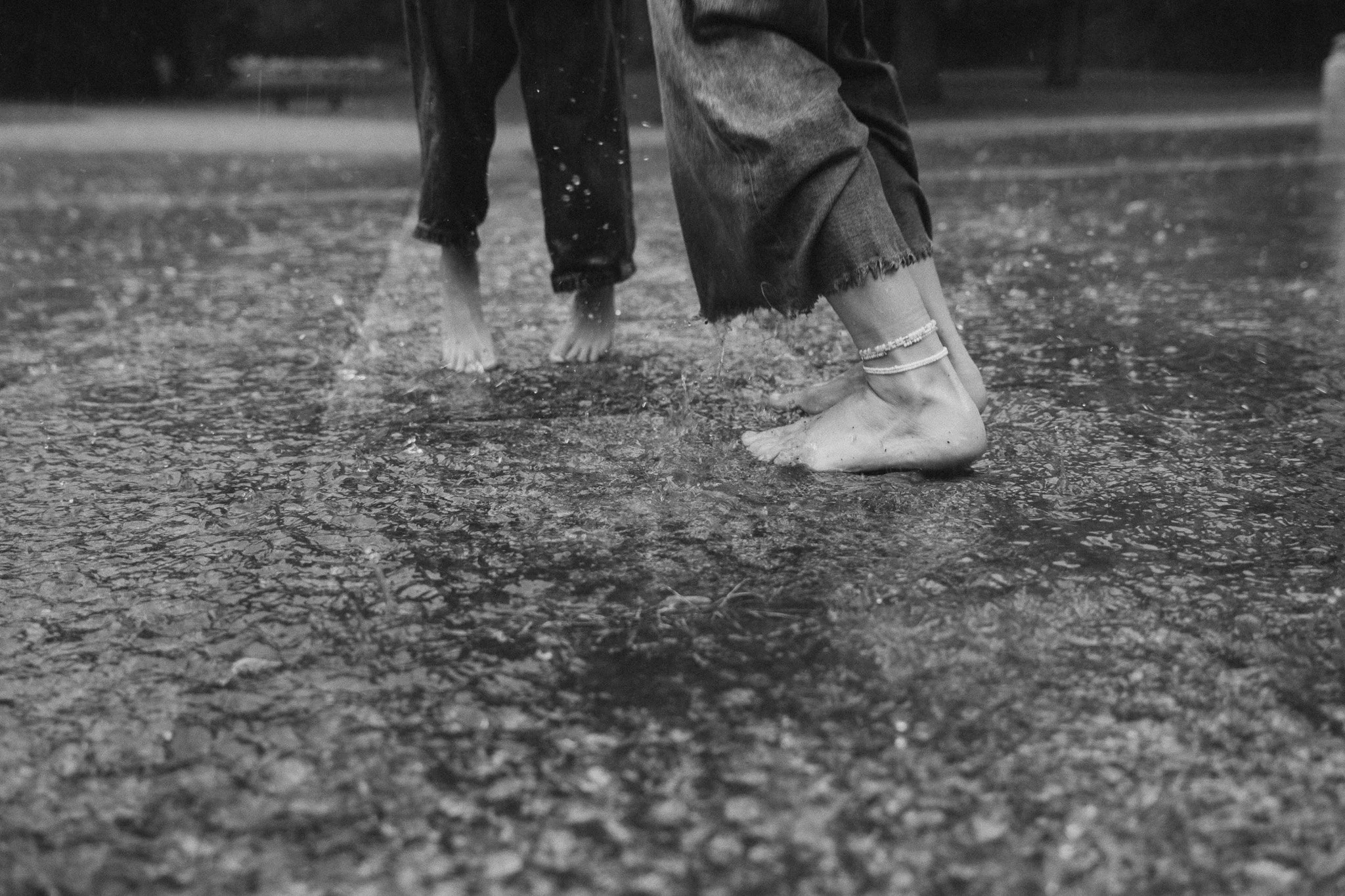 Spontánní moment maminky a dcery při focení v dešti