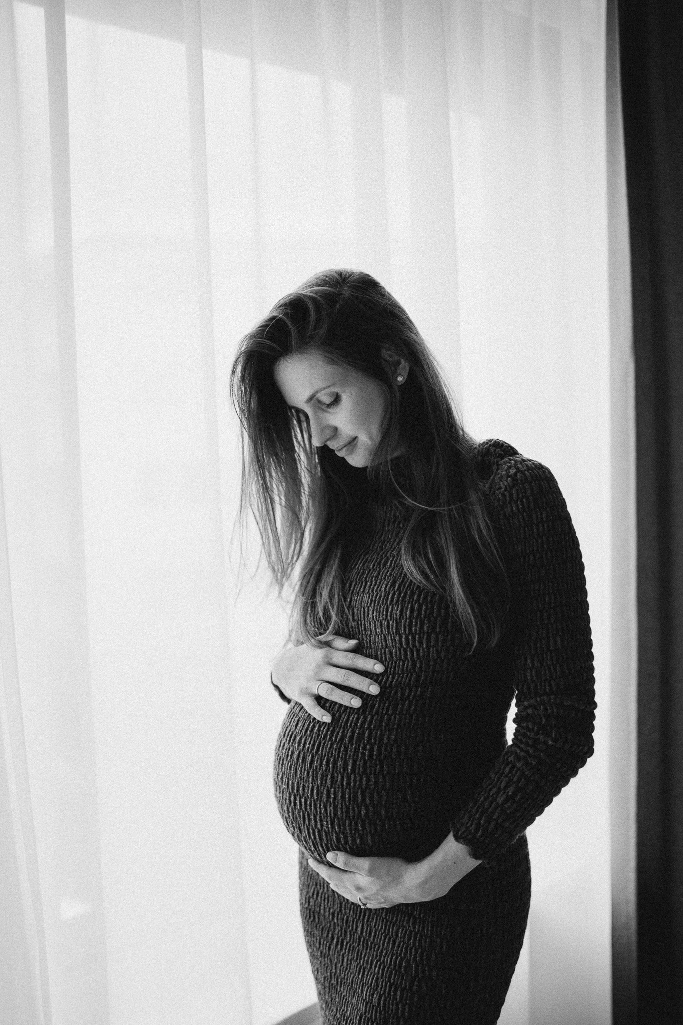 Těhotná žena zachycena v přirozeném světle