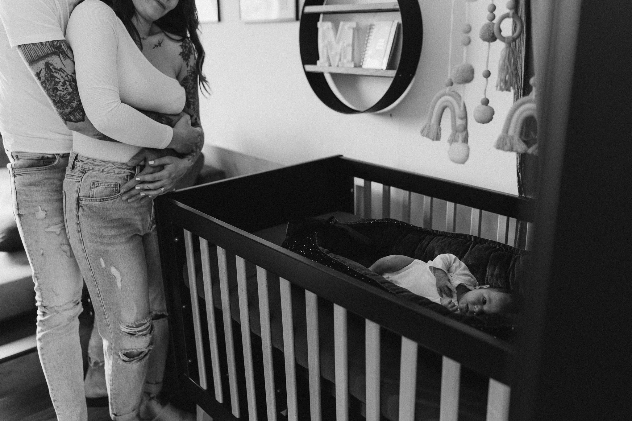 Rodinný moment, kdy rodiče sledují své novorozené dítě