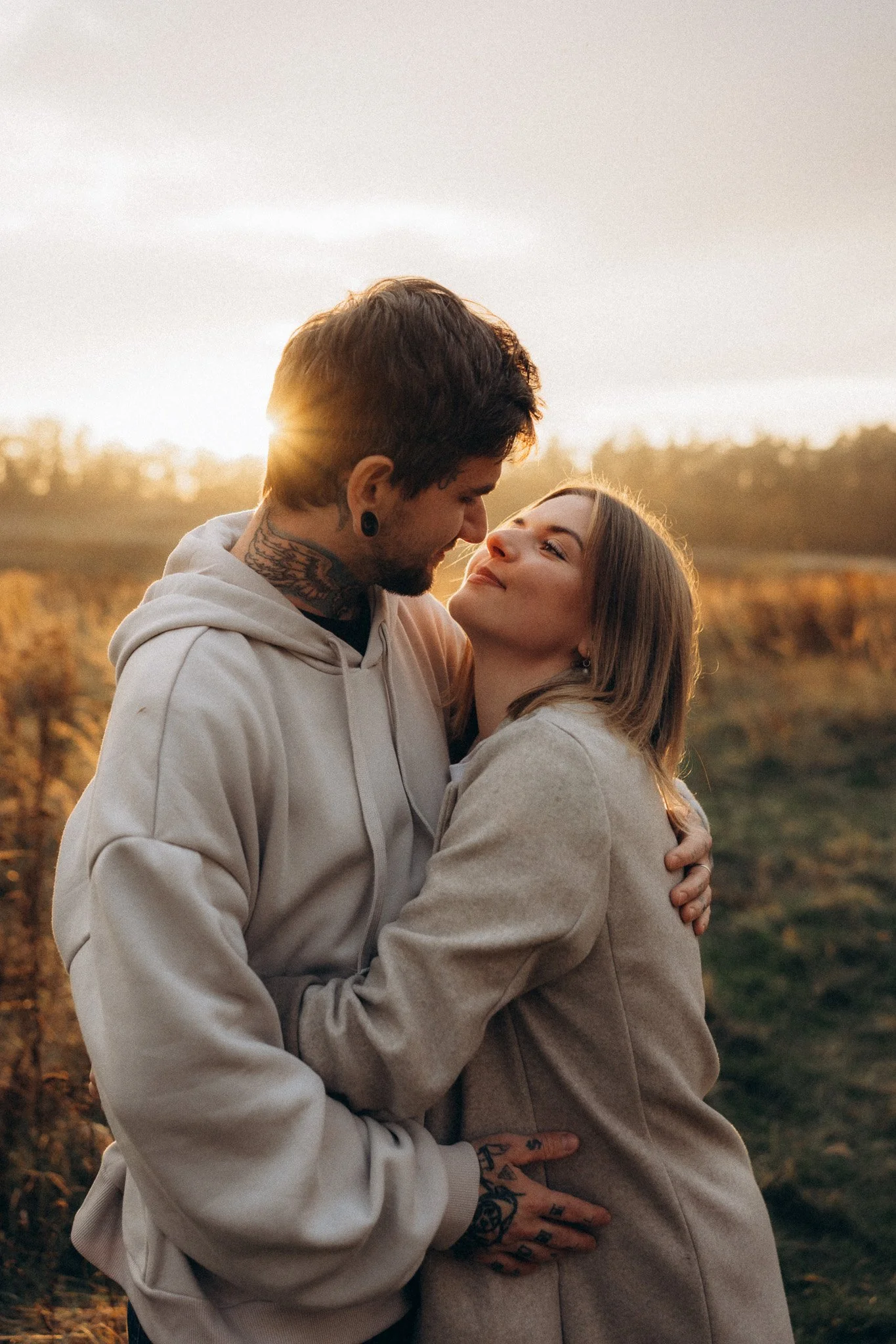 Společná chvíle rodičů v jemném večerním světle