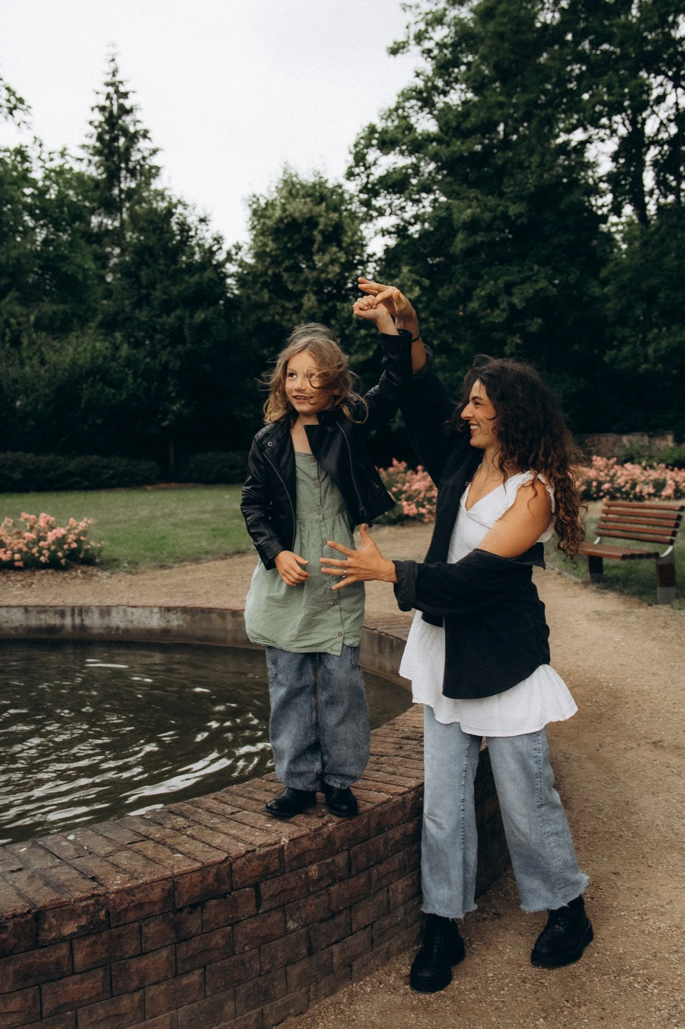 Přirozený rodinný moment maminky a dcery při dešti