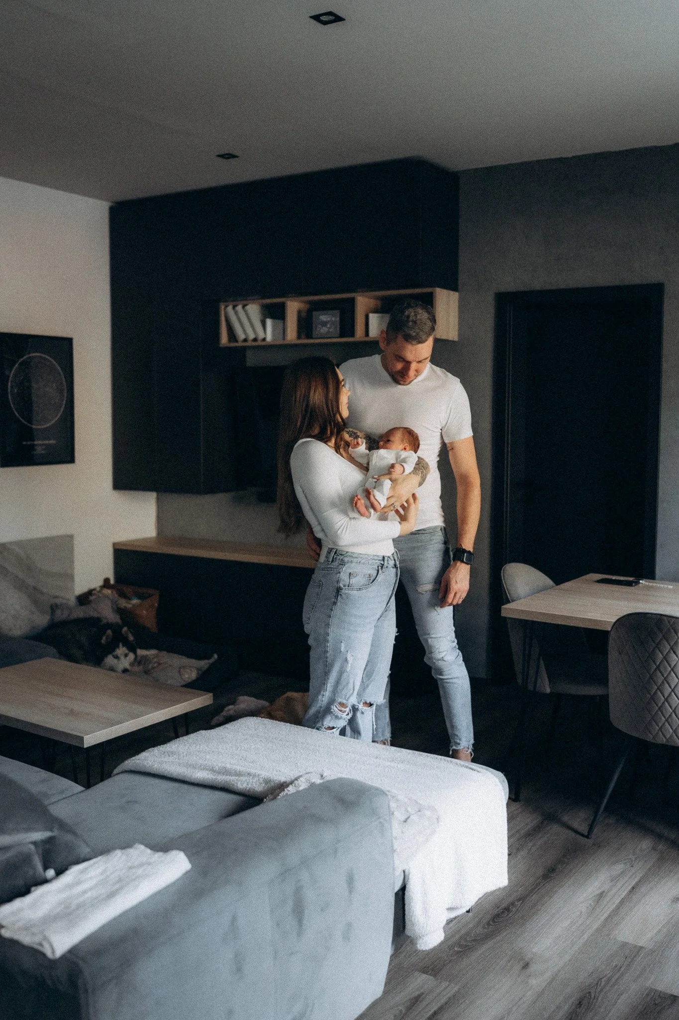 Novorozenecké focení rodičů s miminkem v domácím prostředí