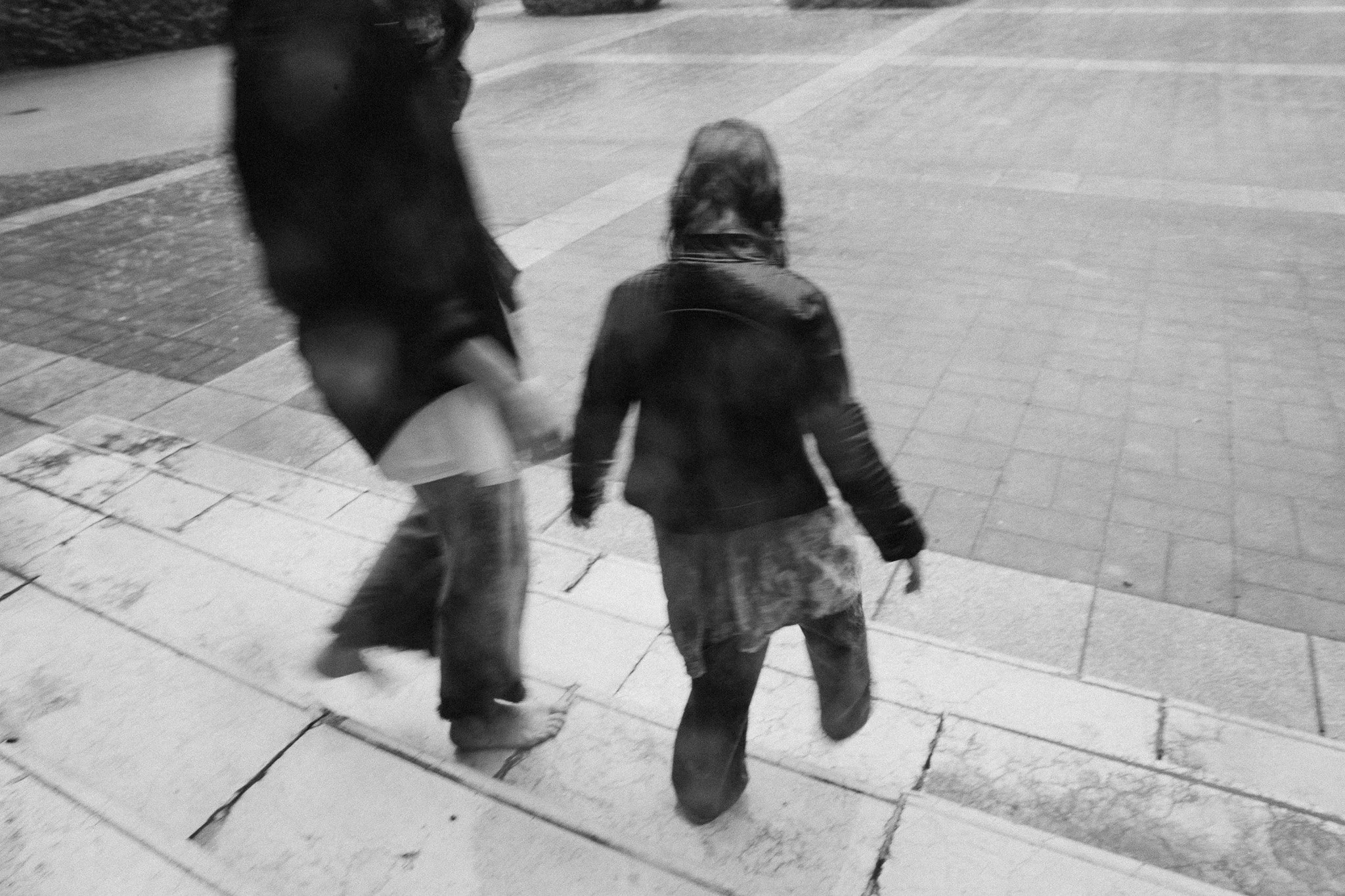 Tichý moment maminky a dcery při focení v dešti