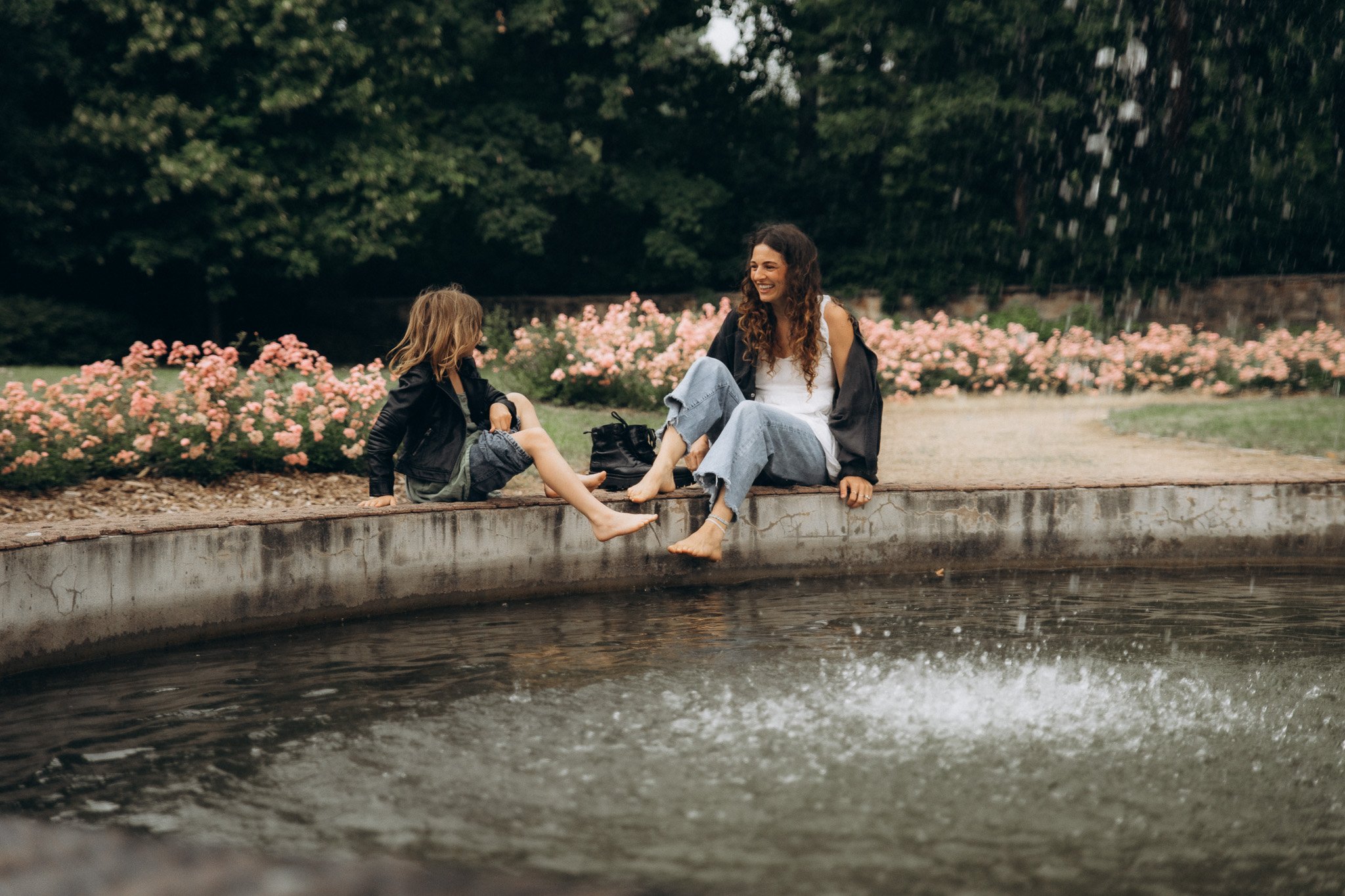 Přirozené focení maminky a dcery v dešti bez stylizace