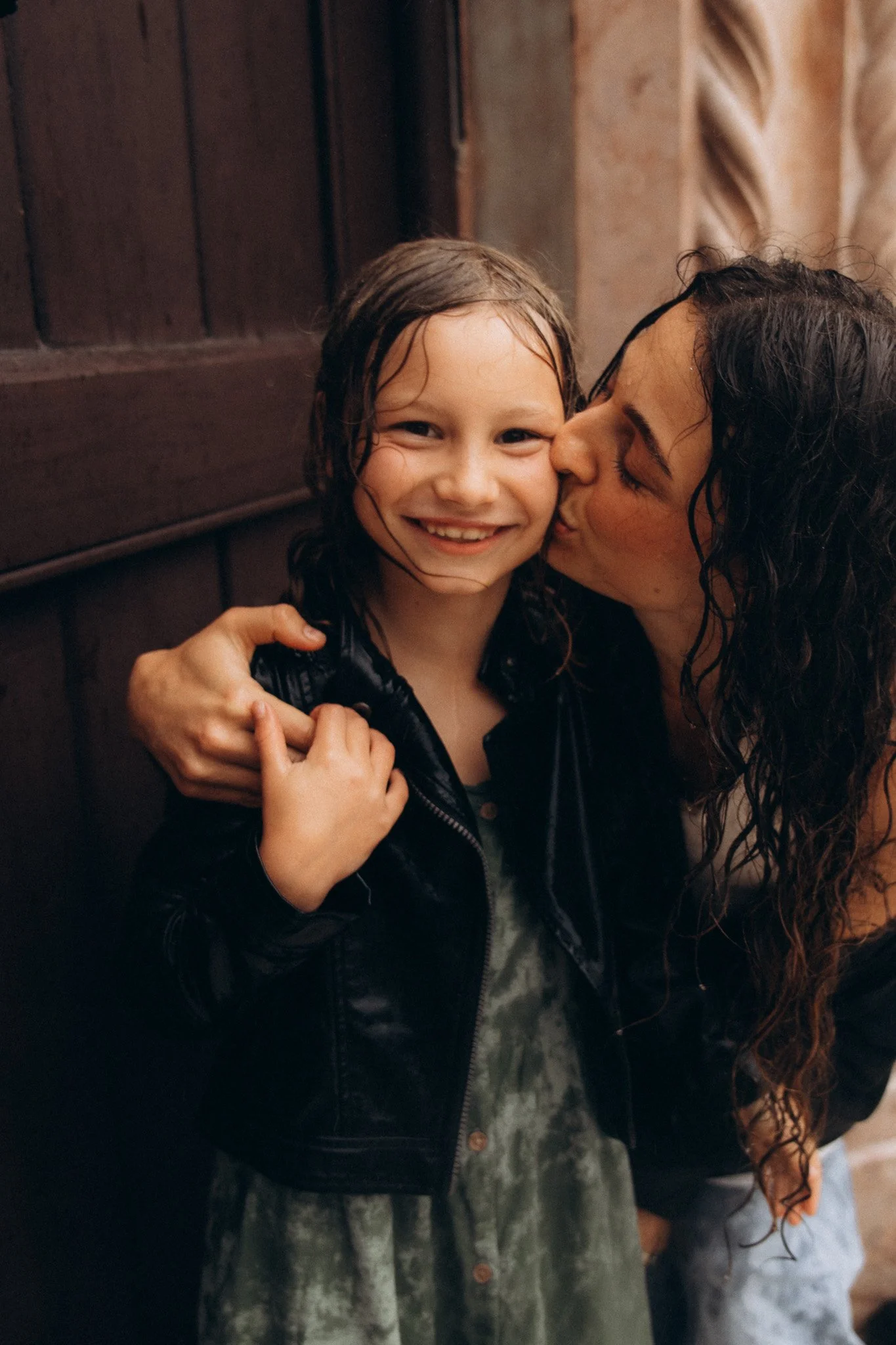 Detail blízkosti maminky a dcery při focení v dešti