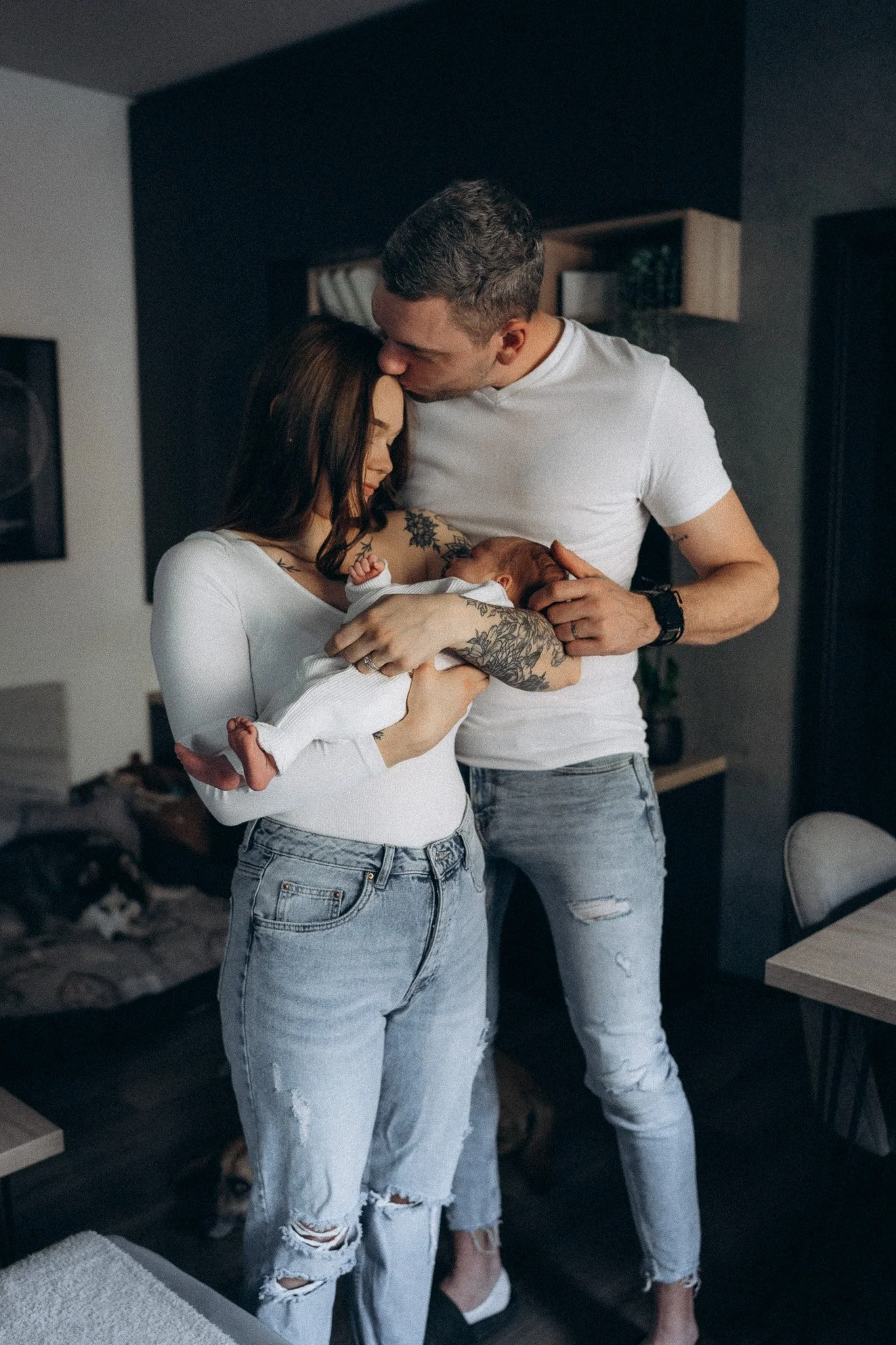 Rodiče s novorozencem zachycení při společném objetí