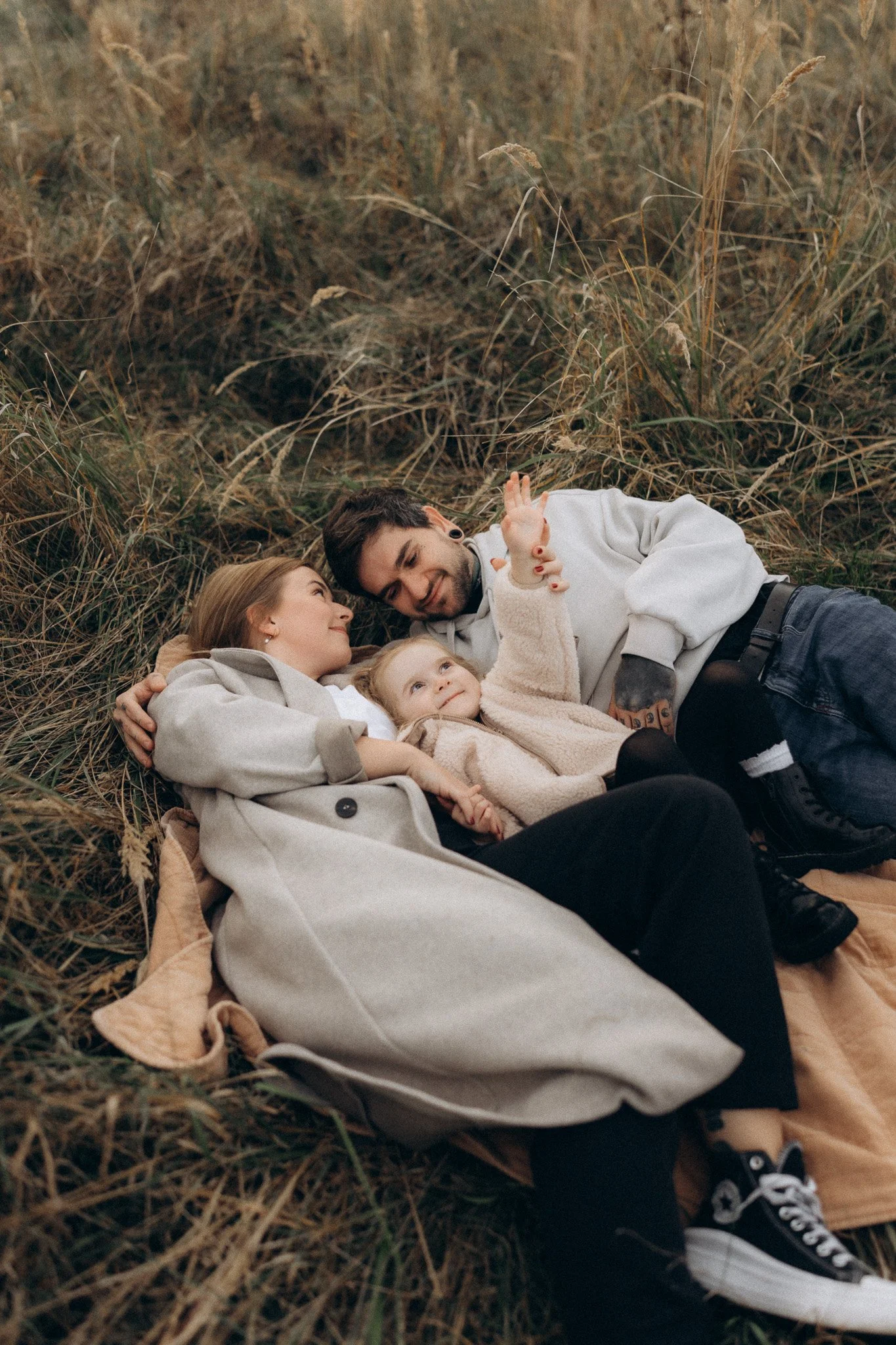Maminka, tatínek a dcera spolu v tichém podvečerním okamžiku