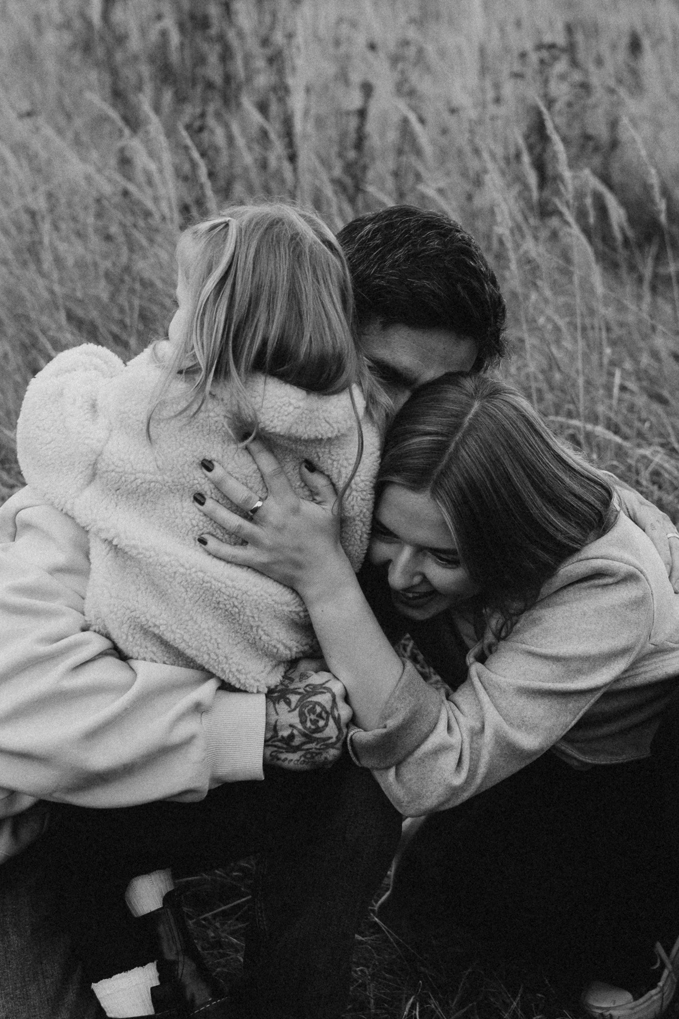 Společný smích rodiny při západu slunce